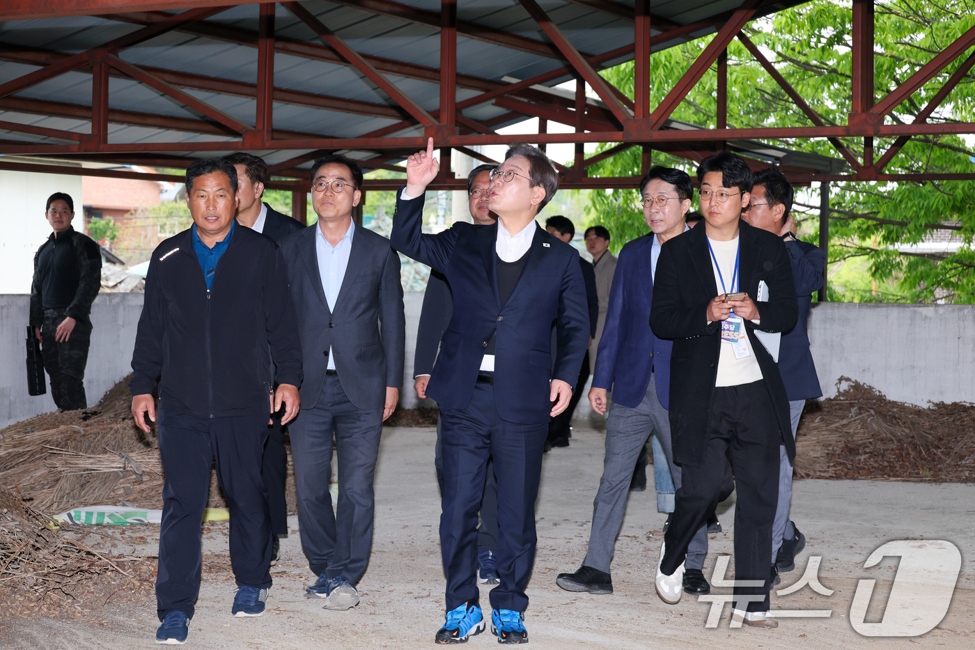 (여주=뉴스1) 안은나 기자 = 이재명 더불어민주당 대통령 후보가 2차 골목골목 경청투어에 나선 5일 오후 경기 여주시 구양리를 찾아 태양광 시설을 둘러보고 있다. 2025.5.5 …