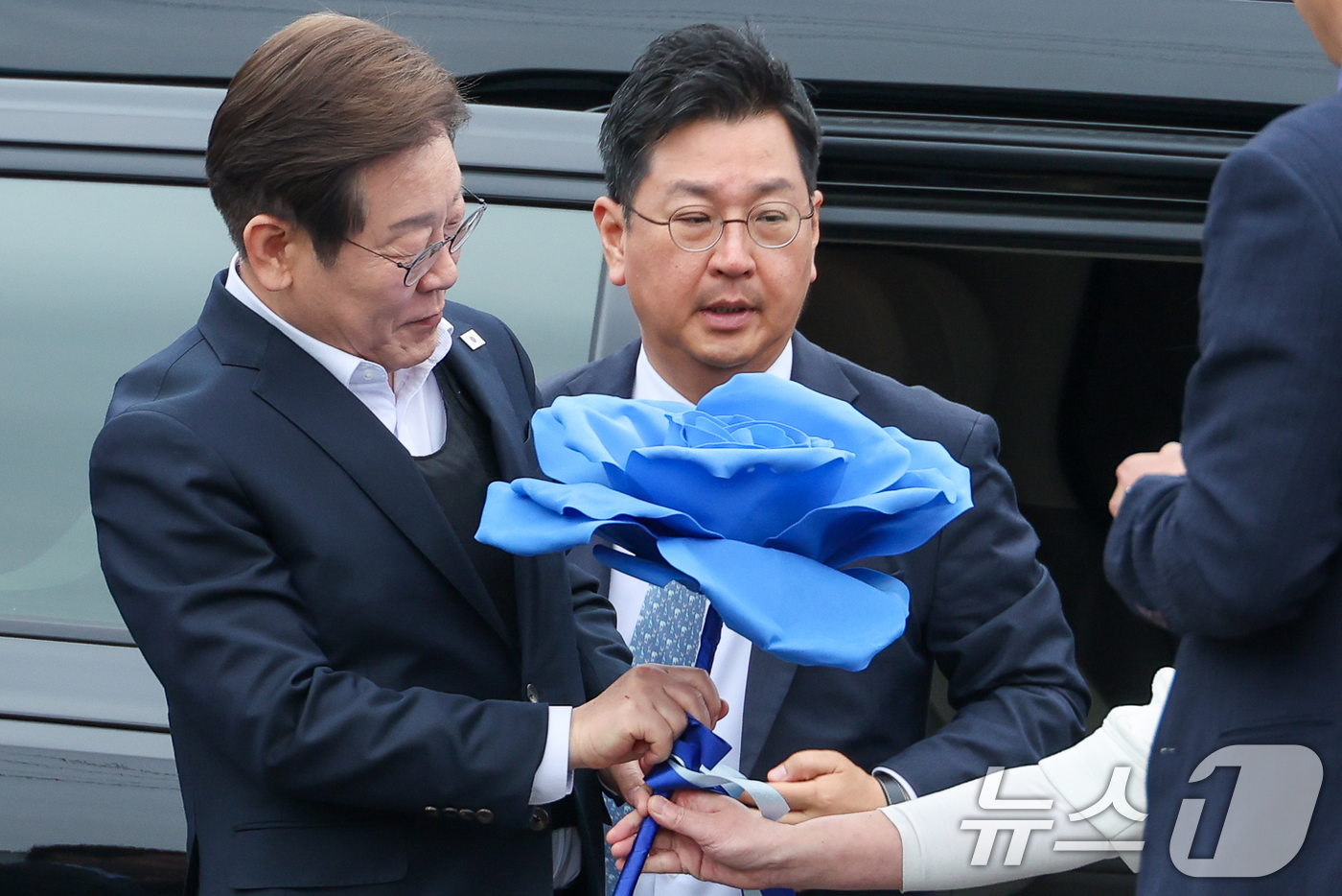 (여주=뉴스1) 안은나 기자 = 이재명 더불어민주당 대통령 후보가 2차 골목골목 경청투어에 나선 5일 오후 경기 여주시 구양리 마을회관을 찾아 지지자로부터 파란 장미 종이꽃을 선물 …