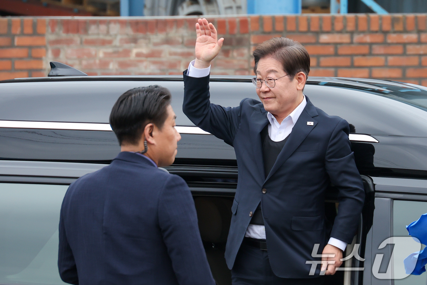 (여주=뉴스1) 안은나 기자 = 이재명 더불어민주당 대통령 후보가 2차 골목골목 경청투어에 나선 5일 오후 경기 여주시 구양리 마을회관을 찾아 인사하고 있다. 2025.5.5/뉴스 …