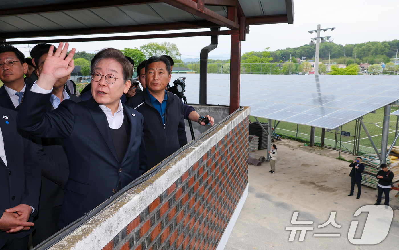 (여주=뉴스1) 안은나 기자 = 이재명 더불어민주당 대통령 후보가 2차 골목골목 경청투어에 나선 5일 오후 경기 여주시 구양리를 찾아 태양광 시설을 둘러보고 있다. 2025.5.5 …