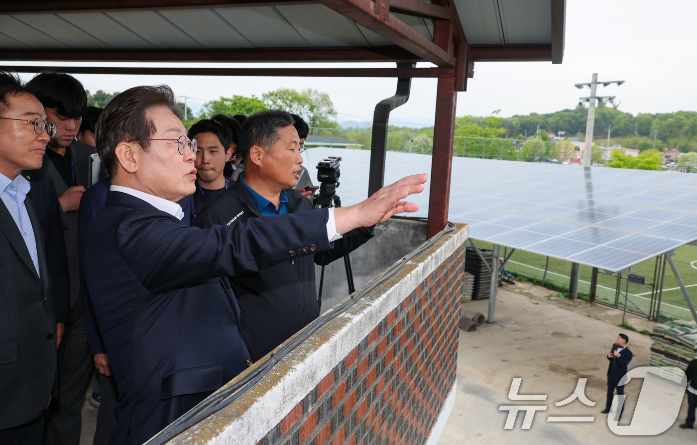 (여주=뉴스1) 안은나 기자 = 이재명 더불어민주당 대통령 후보가 2차 골목골목 경청투어에 나선 5일 오후 경기 여주시 구양리를 찾아 태양광 시설을 둘러보고 있다. 2025.5.5 …