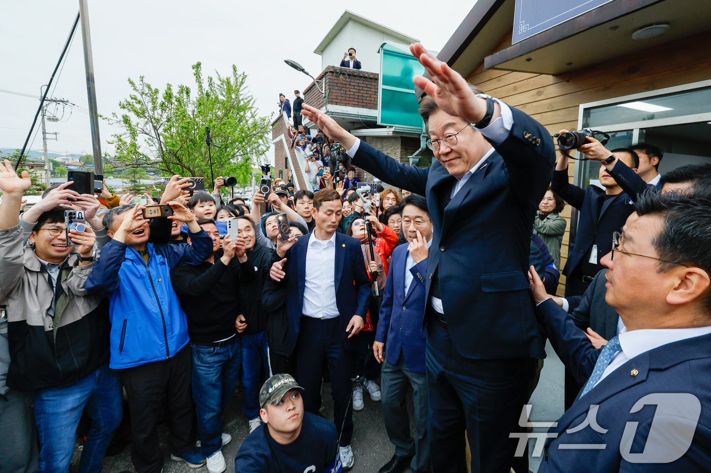 (여주=뉴스1) 안은나 기자 = 이재명 더불어민주당 대통령 후보가 2차 골목골목 경청투어에 나선 5일 오후 경기 여주시 구양리 마을회관을 찾아 즉흥 연설을 하기 전 인사하고 있다. …