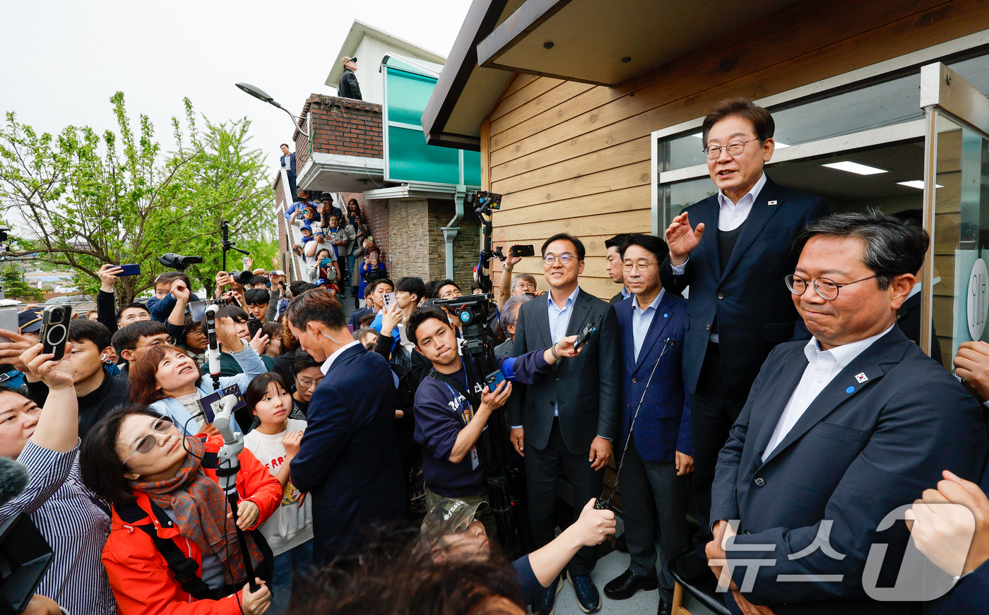 (여주=뉴스1) 안은나 기자 = 이재명 더불어민주당 대통령 후보가 2차 골목골목 경청투어에 나선 5일 오후 경기 여주시 구양리 마을회관을 찾아 즉흥 연설을 하고 있다. 2025.5 …