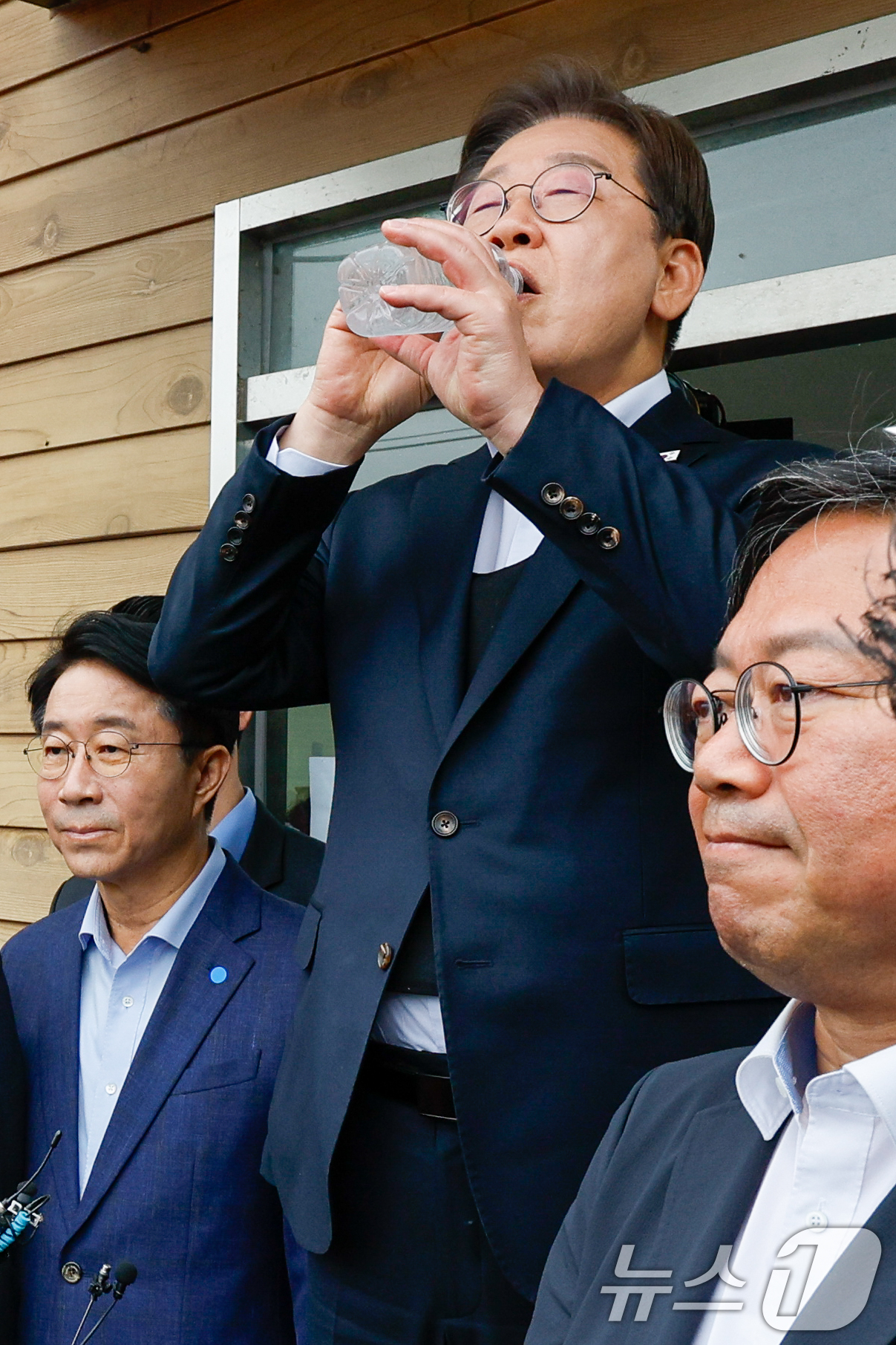 (여주=뉴스1) 안은나 기자 = 이재명 더불어민주당 대통령 후보가 2차 골목골목 경청투어에 나선 5일 오후 경기 여주시 구양리 마을회관을 찾아 즉흥 연설을 하던 중 물을 마시고 있 …