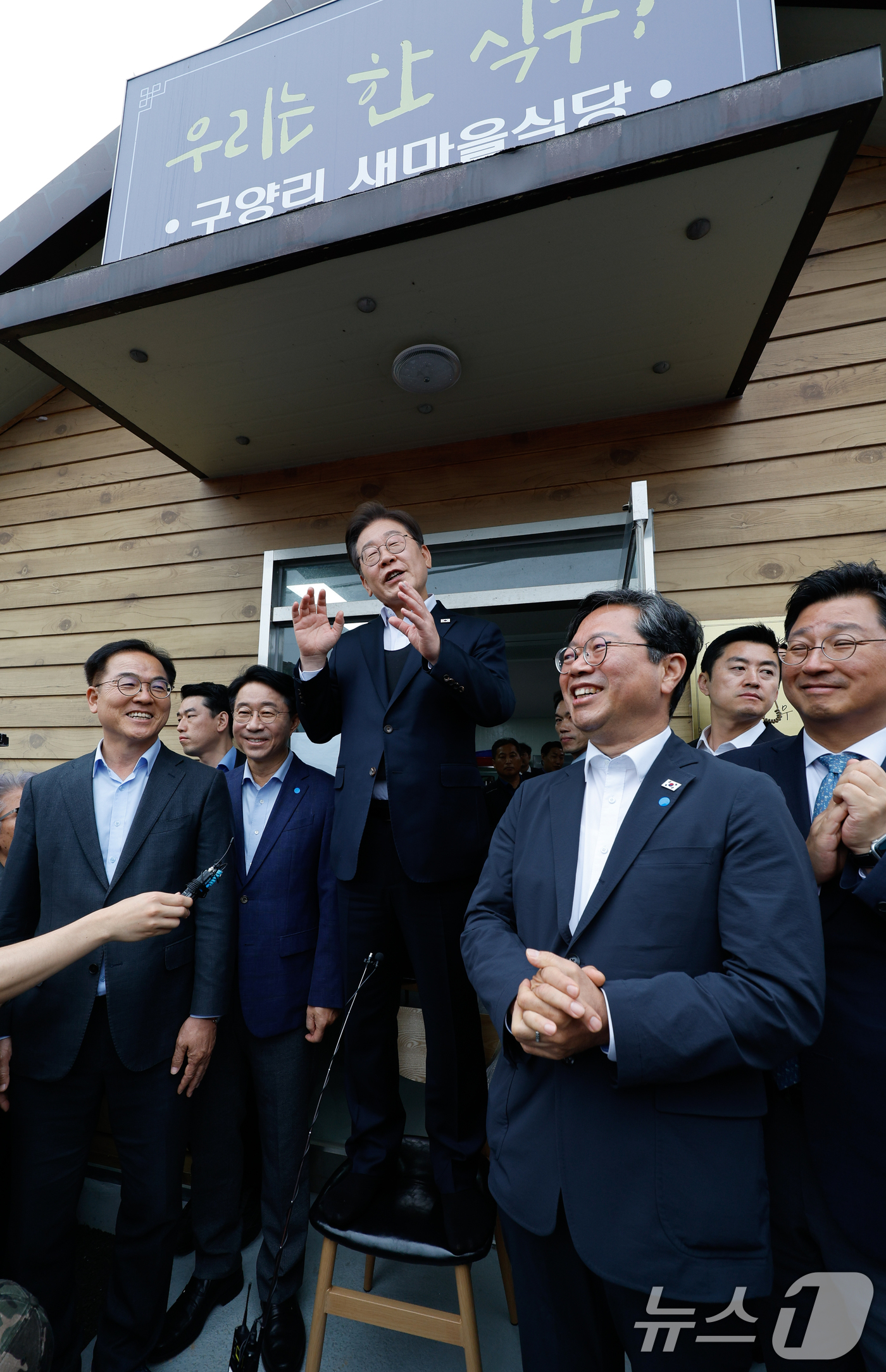 (여주=뉴스1) 안은나 기자 = 이재명 더불어민주당 대통령 후보가 2차 골목골목 경청투어에 나선 5일 오후 경기 여주시 구양리 마을회관을 찾아 즉흥 연설을 하고 있다. 2025.5 …