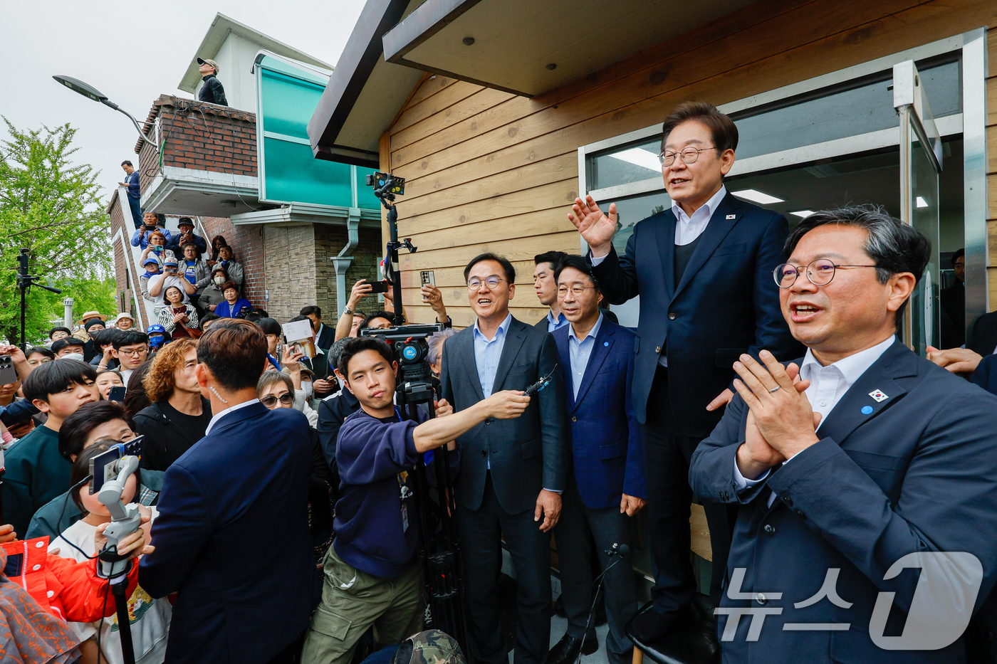 (여주=뉴스1) 안은나 기자 = 이재명 더불어민주당 대통령 후보가 2차 골목골목 경청투어에 나선 5일 오후 경기 여주시 구양리 마을회관을 찾아 즉흥 연설을 하고 있다. 2025.5 …