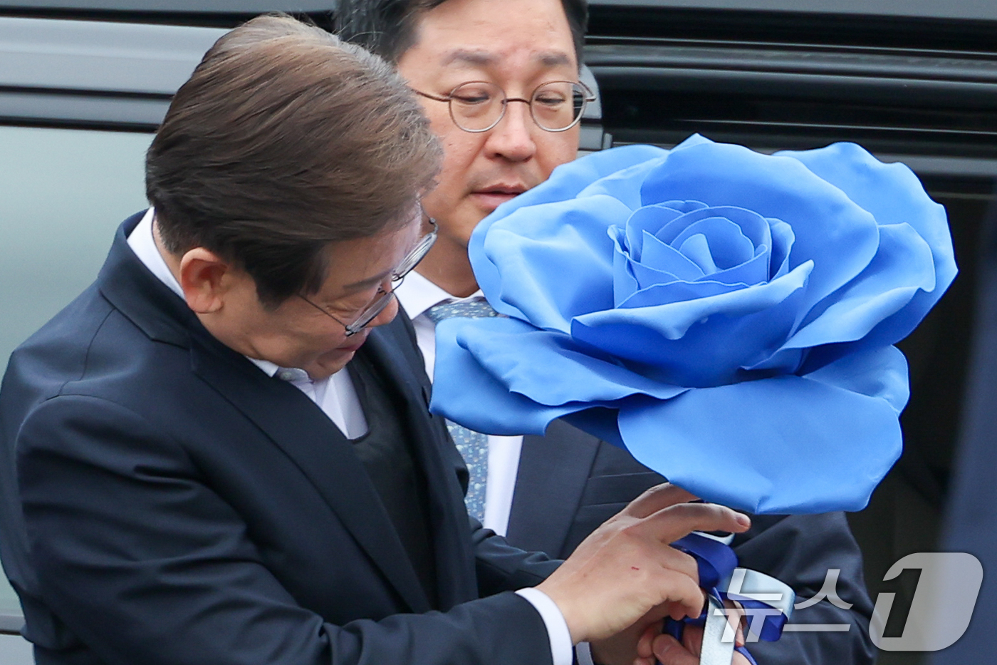 (여주=뉴스1) 안은나 기자 = 이재명 더불어민주당 대통령 후보가 2차 골목골목 경청투어에 나선 5일 오후 경기 여주시 구양리 마을회관을 찾아 지지자로부터 파란 장미 종이꽃을 선물 …