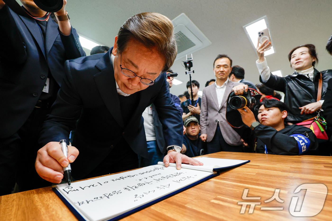 (여주=뉴스1) 안은나 기자 = 이재명 더불어민주당 대통령 후보가 2차 골목골목 경청투어에 나선 5일 오후 경기 여주시 구양리 마을회관을 찾아 방명록을 적고 있다. '함께사는 세상 …