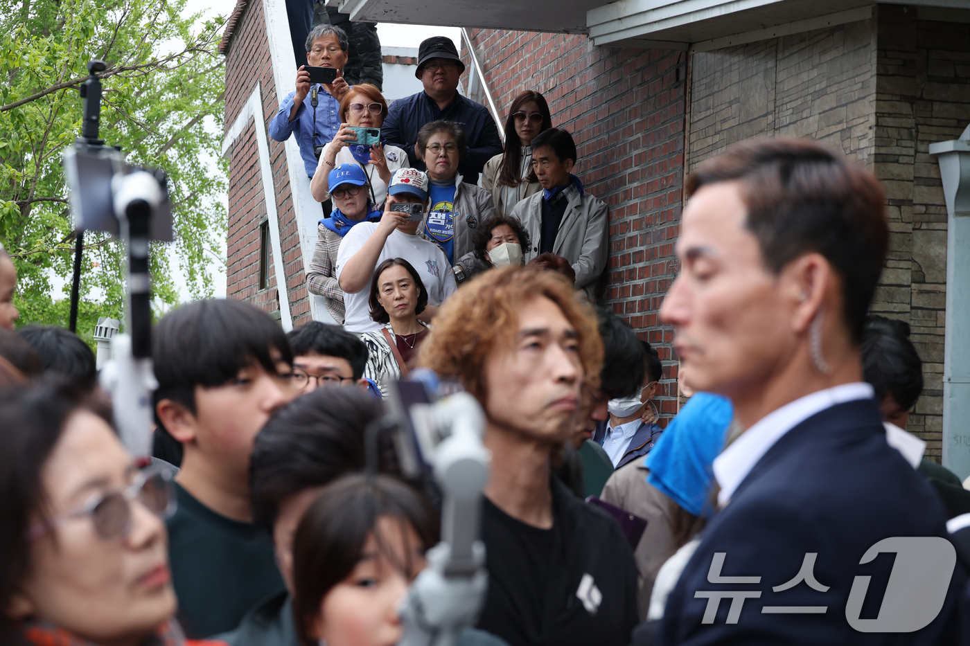 (여주=뉴스1) 안은나 기자 = 이재명 더불어민주당 대통령 후보가 2차 골목골목 경청투어에 나선 5일 오후 경기 여주시 구양리 마을회관을 찾아 즉흥 연설을 하는 가운데 지지자들이 …