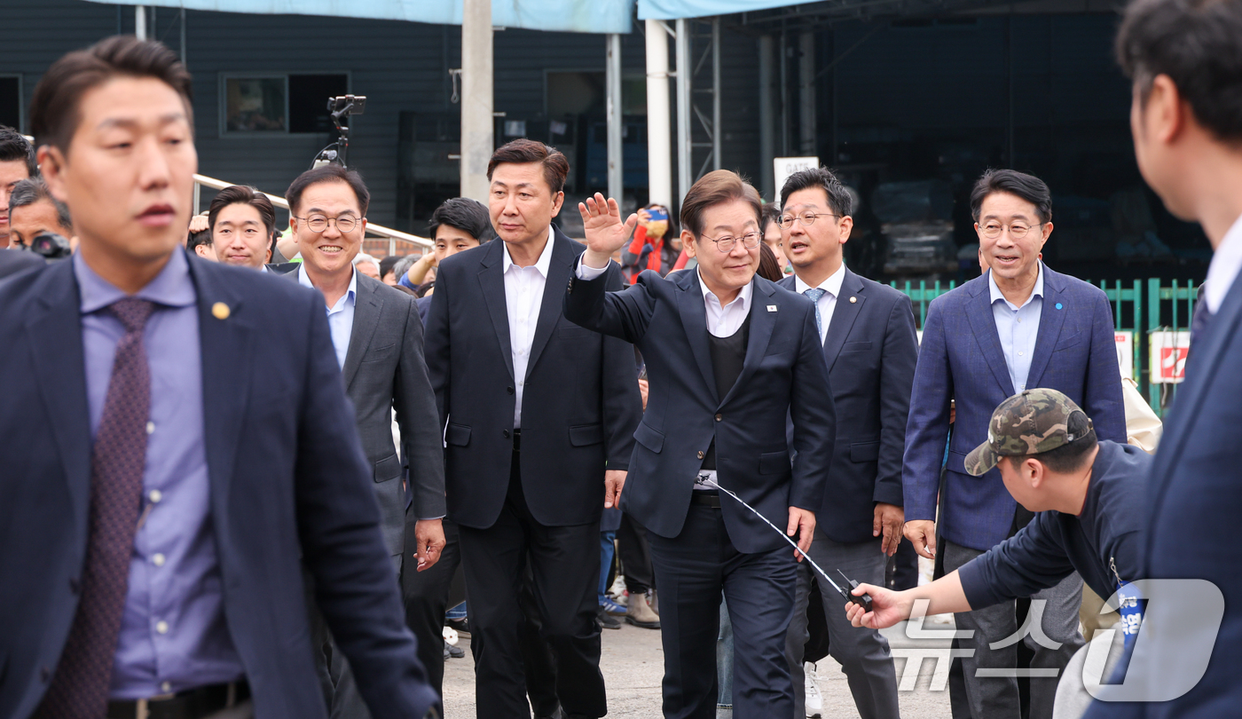 (여주=뉴스1) 안은나 기자 = 이재명 더불어민주당 대통령 후보가 2차 골목골목 경청투어에 나선 5일 오후 경기 여주시 구양리 마을회관을 찾아 인사하고 있다. 2025.5.5/뉴스 …