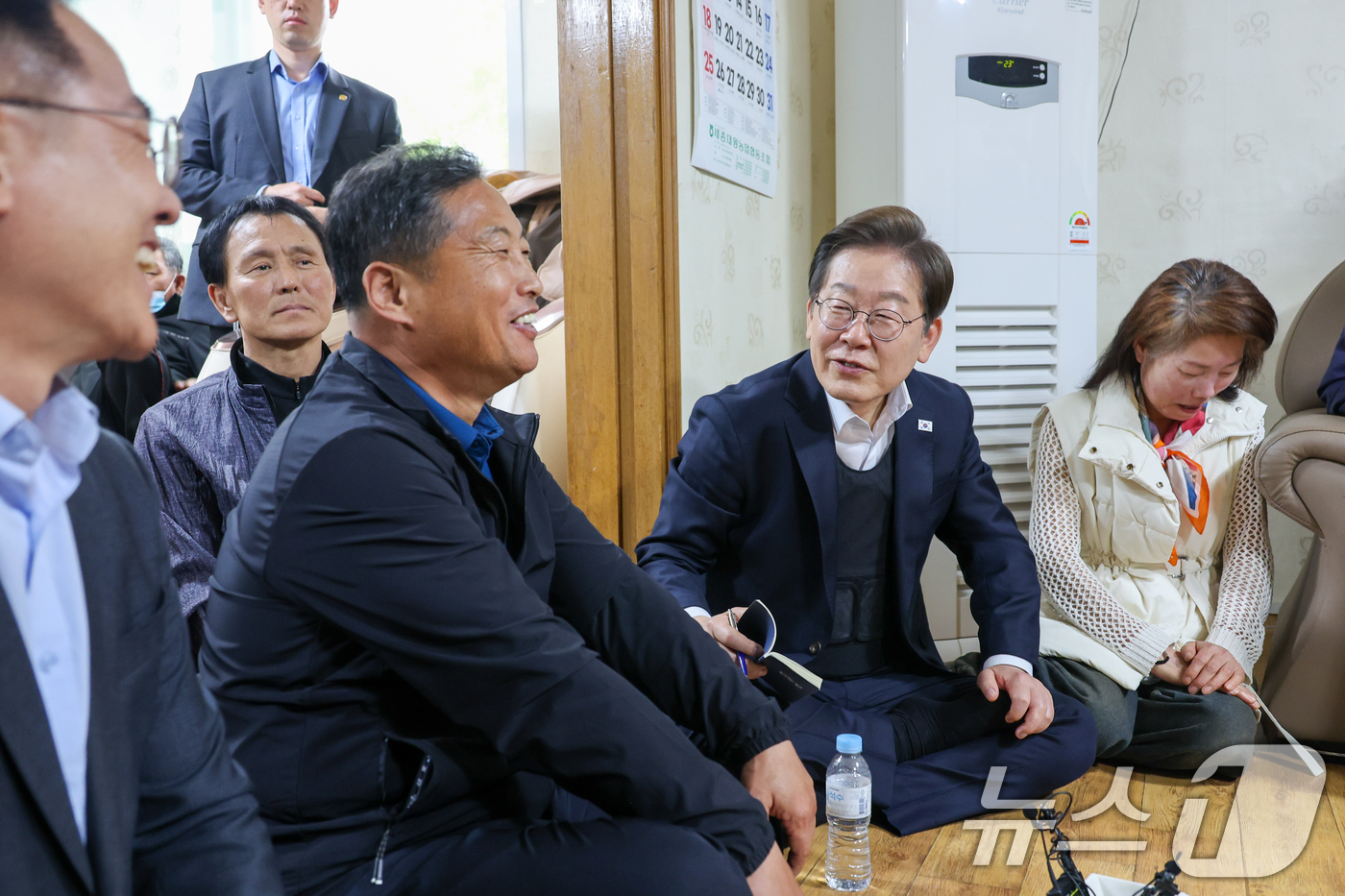 (여주=뉴스1) 안은나 기자 = 이재명 더불어민주당 대통령 후보가 2차 골목골목 경청투어에 나선 5일 오후 에너지 자립마을인 경기 여주시 구양리를 찾아 마을회관에서 주민들과 간담회 …