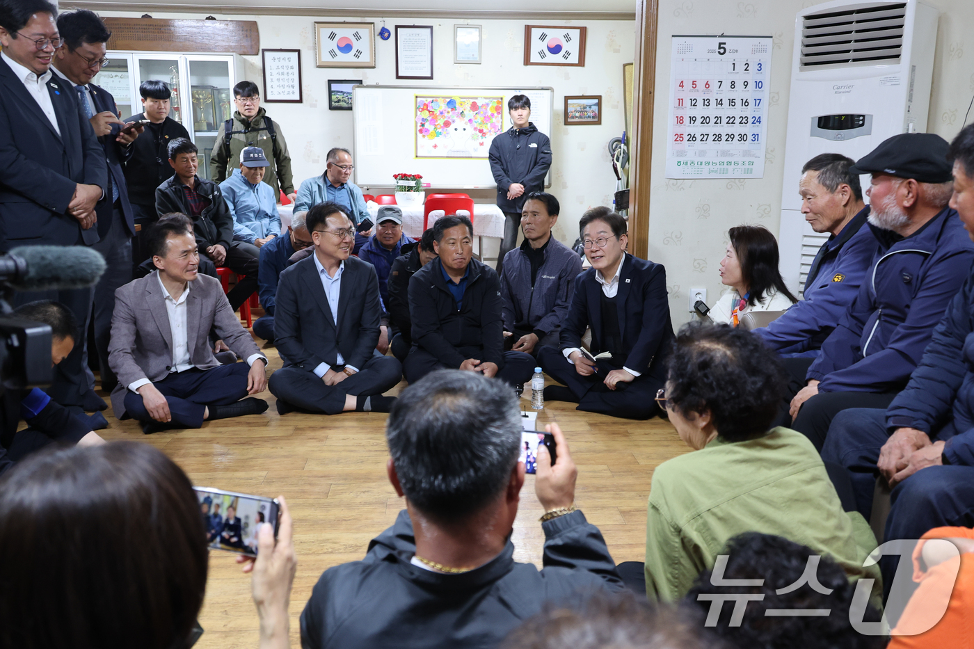 (여주=뉴스1) 안은나 기자 = 이재명 더불어민주당 대통령 후보가 2차 골목골목 경청투어에 나선 5일 오후 에너지 자립마을인 경기 여주시 구양리를 찾아 마을회관에서 주민들과 간담회 …