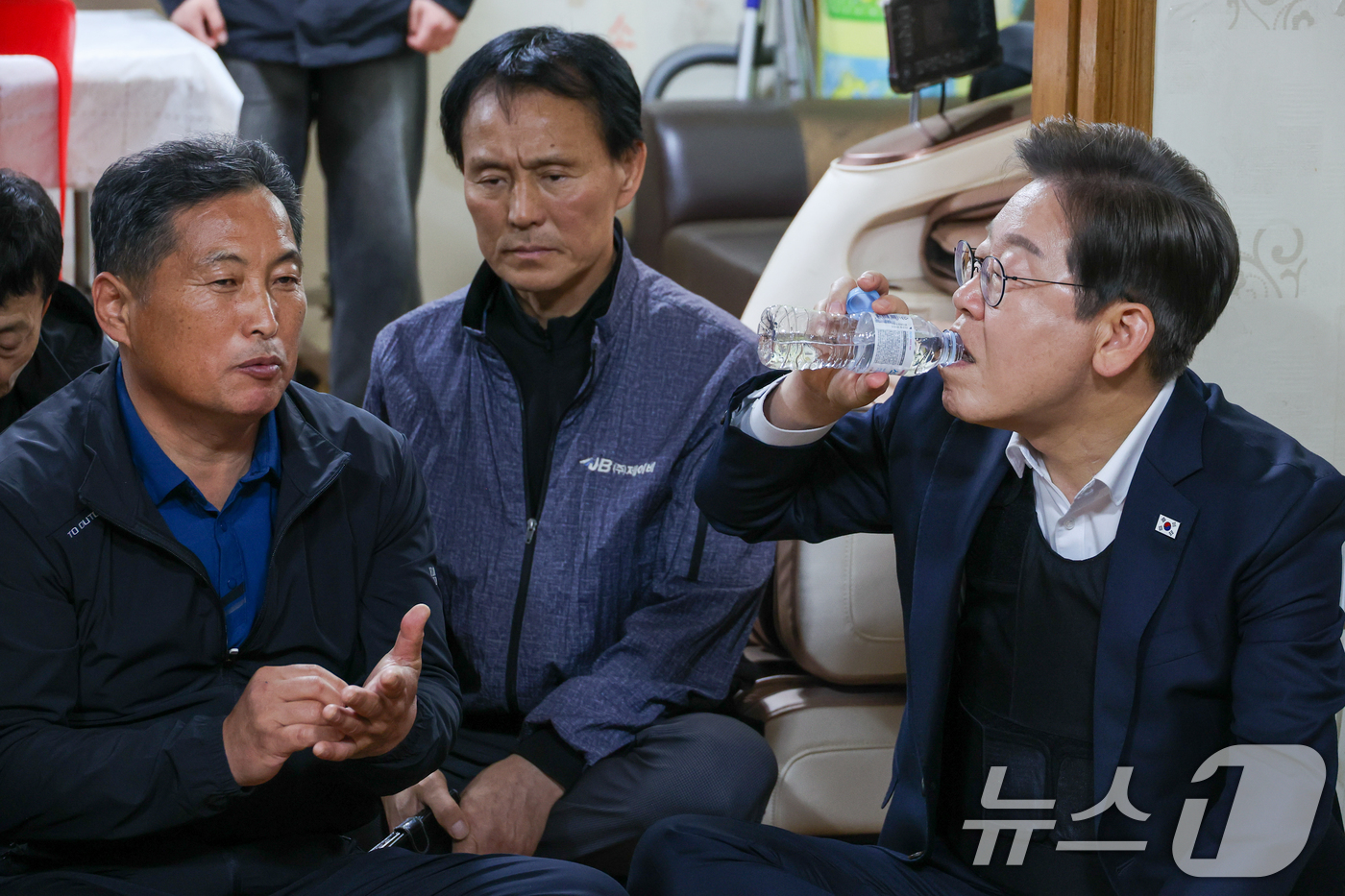 (여주=뉴스1) 안은나 기자 = 이재명 더불어민주당 대통령 후보가 2차 골목골목 경청투어에 나선 5일 오후 에너지 자립마을인 경기 여주시 구양리를 찾아 마을회관에서 주민들과 간담회 …