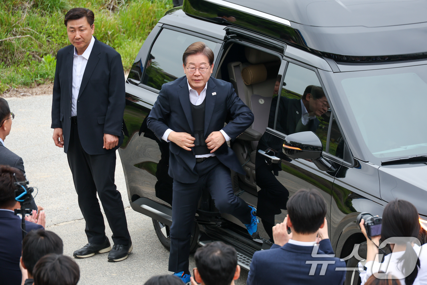 (여주=뉴스1) 안은나 기자 = 이재명 더불어민주당 대통령 후보가 2차 골목골목 경청투어에 나선 5일 오후 경기 여주시 구양리 태양광 시설을 찾아 차에서 내리고 있다. 2025.5 …