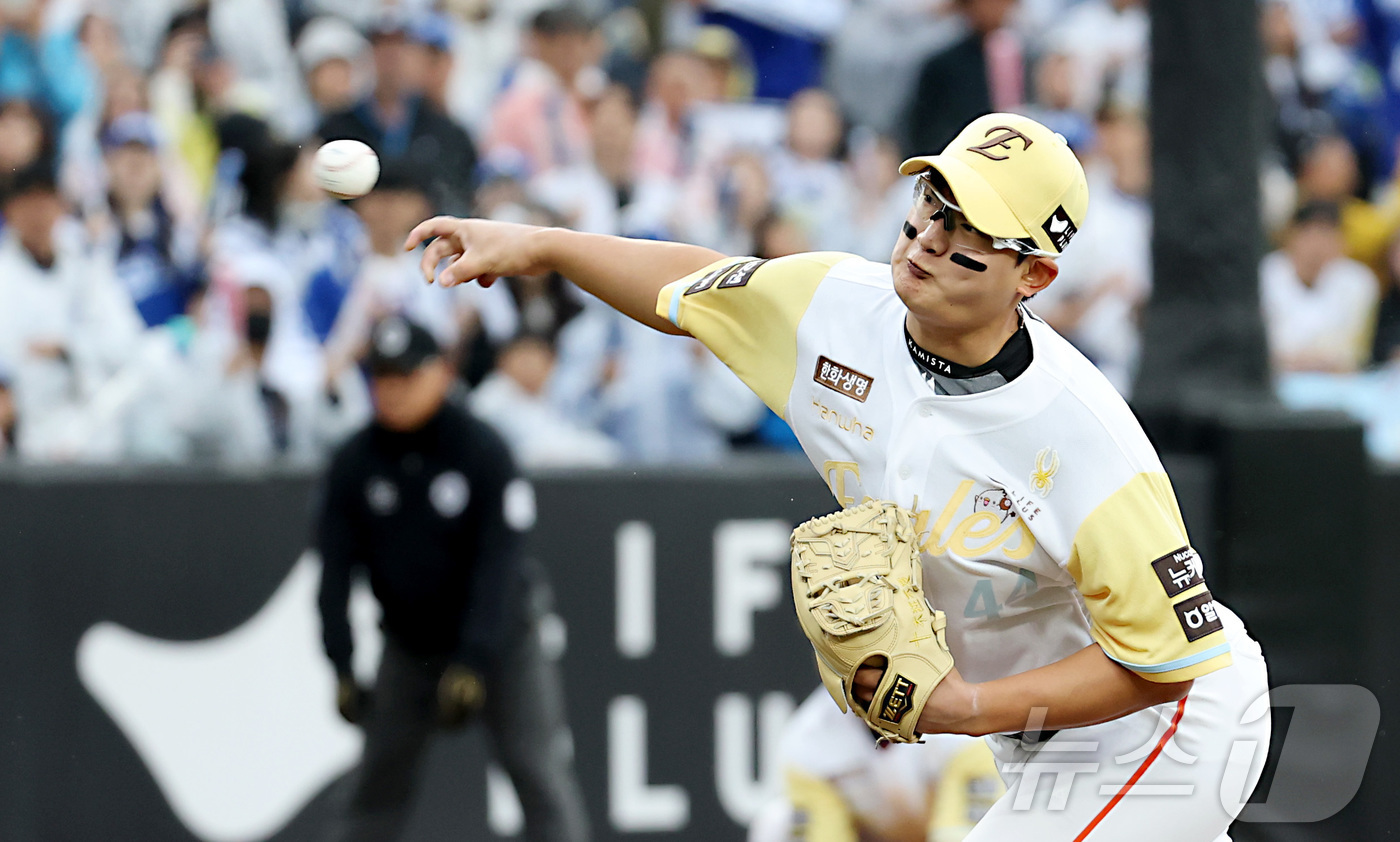 (대전=뉴스1) 김기남 기자 = 5일 대전 한화생명볼파크에서 열린 '2025 신한 SOL 뱅크 KBO리그' 프로야구 한화 이글스와 삼성 라이온즈 경기에서 한화 마무리 김서현이 9회 …