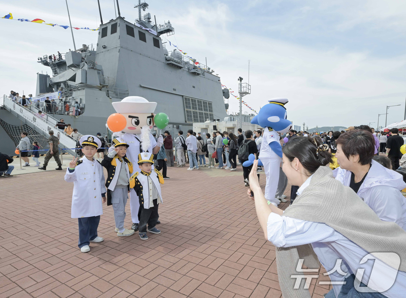 (부산=뉴스1) 윤일지 기자 = 어린이날인 5일 부산 남구 해군작전사령부 부산작전기지에서 열린 부대개방 및 함정공개행사에 참가한 어린이들이 천왕봉함(LST-Ⅱ) 앞에서 해군작전사 …