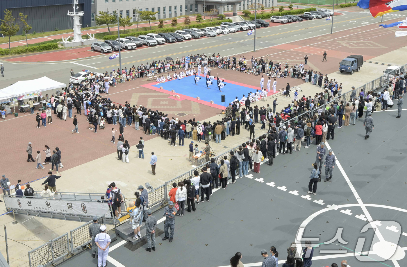 (부산=뉴스1) 윤일지 기자 = 어린이날인 5일 부산 남구 해군작전사령부 부산작전기지에서 열린 부대개방 및 함정공개행사에서 태권도 시범을 구경하고 있다. (해군작전사령부 제공. 재 …