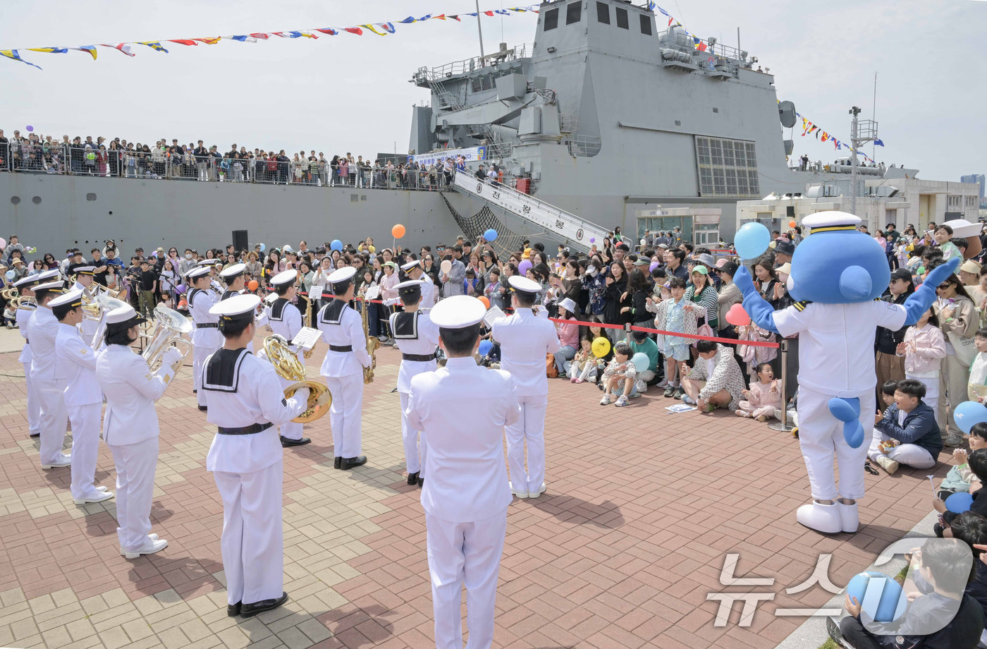 (부산=뉴스1) 윤일지 기자 = 어린이날인 5일 부산 남구 해군작전사령부 부산작전기지에서 열린 부대개방 및 함정공개행사에서 어린이들이 해군 군악대 공연을 구경하고 있다. (해군작전 …
