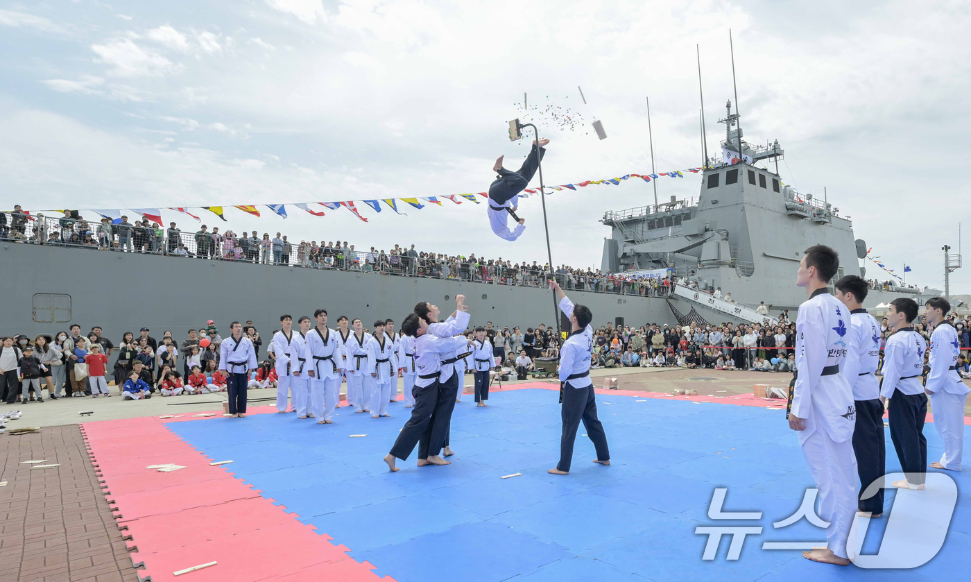 (부산=뉴스1) 윤일지 기자 = 어린이날인 5일 부산 남구 해군작전사령부 부산작전기지에서 열린 부대개방 및 함정공개행사에서 태권도 시범을 구경하고 있다. (해군작전사령부 제공. 재 …