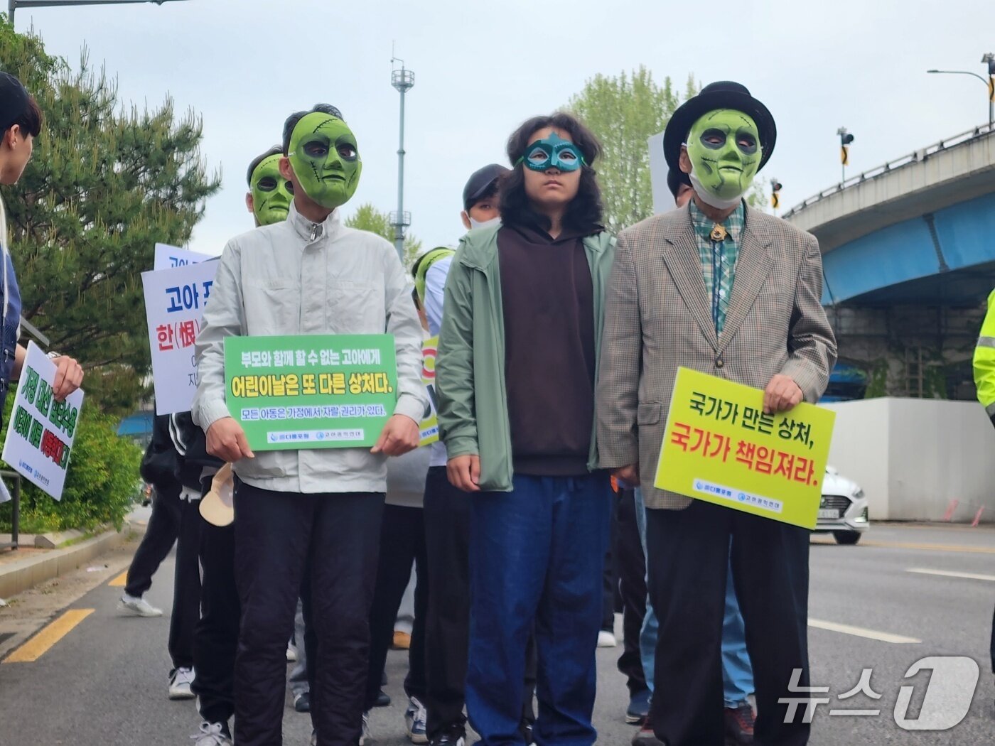 본문 이미지 - 5일 서울시 용산구 용산가족공원 앞에서 보육시설 등에서 모인 청소년·청년들이 고아 권익 보호를 촉구하며 행진하고 있다. 2025.05.05/