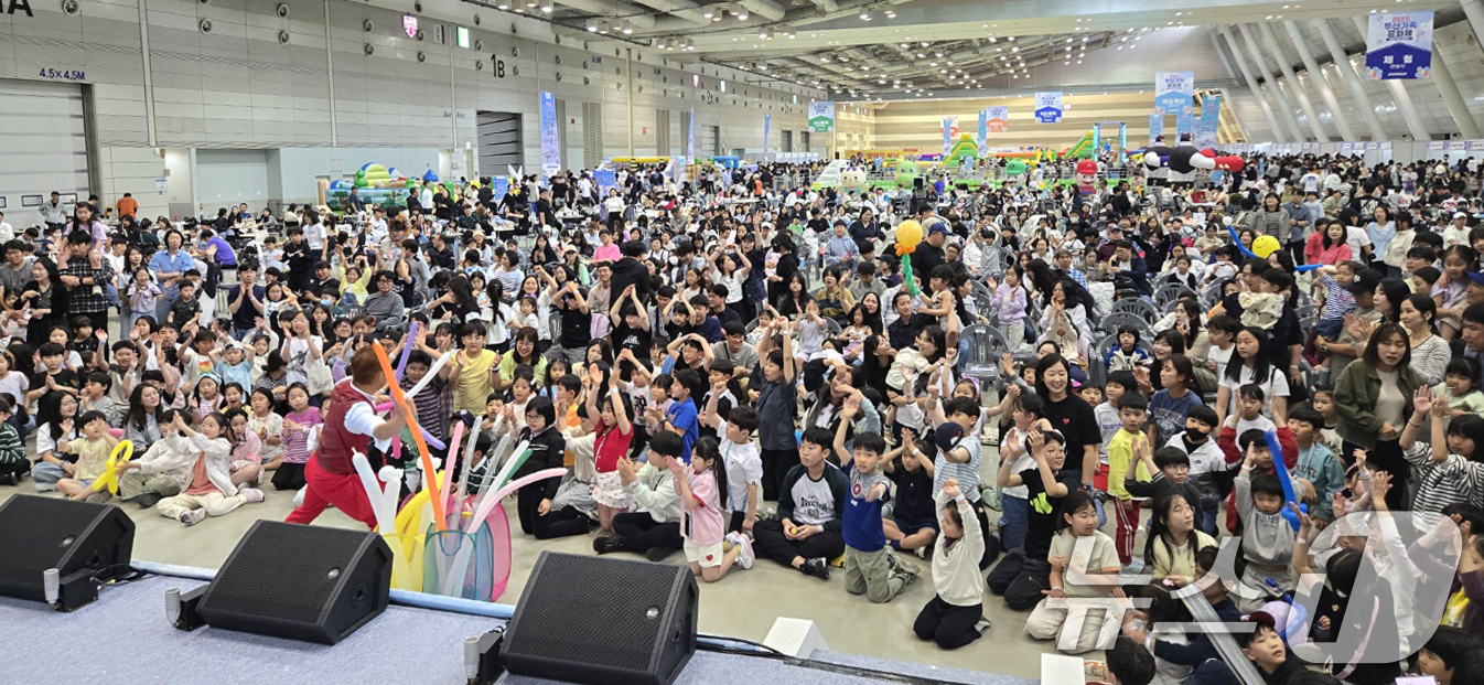 (창원=뉴스1) 강정태 기자 = 어린이날인 5일 경남 창원시 창원컨벤션센터에서 열린 '2025 두산가족문화제'를 찾은 가족들이 즐거운 시간을 보내고 있다.두산에너빌리티는 이날 창원 …