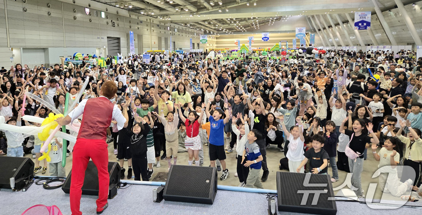 (창원=뉴스1) 강정태 기자 = 어린이날인 5일 경남 창원시 창원컨벤션센터에서 열린 '2025 두산가족문화제'를 찾은 가족들이 즐거운 시간을 보내고 있다.두산에너빌리티는 이날 창원 …