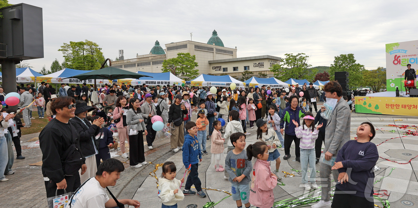 (임실=뉴스1) 유경석 기자 = 5일 전북자치도 임실군 성수면 임실치즈테마파크에서 열린 어린이날 행사에서 어린이들이 각종 체험을 하며 즐거운 시간을 보내고 있다. (임실군청 제공. …