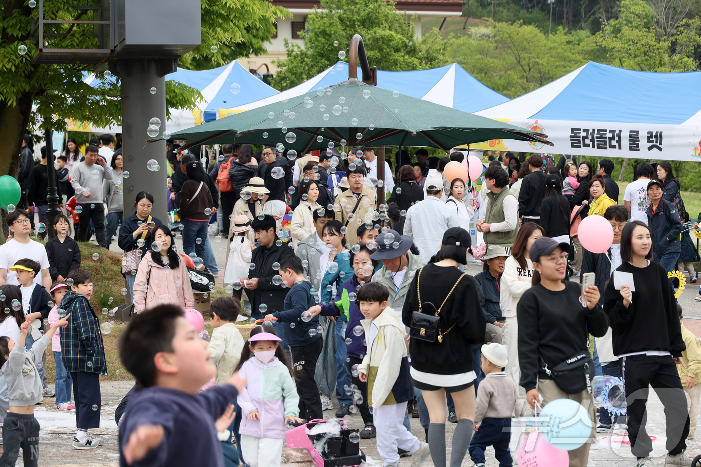 (임실=뉴스1) 유경석 기자 = 5일 전북자치도 임실군 성수면 임실치즈테마파크에서 열린 어린이날 행사에서 어린이들이 각종 체험을 하며 즐거운 시간을 보내고 있다. (임실군청 제공. …