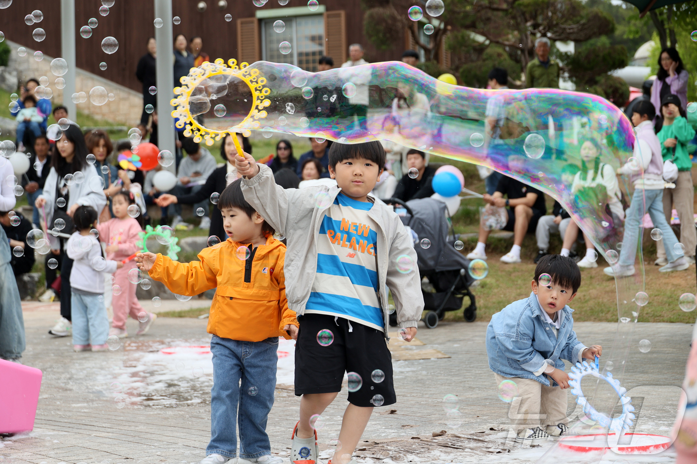 (임실=뉴스1) 유경석 기자 = 5일 전북자치도 임실군 성수면 임실치즈테마파크에서 열린 어린이날 행사에서 어린이들이 각종 체험을 하며 즐거운 시간을 보내고 있다. (임실군청 제공. …
