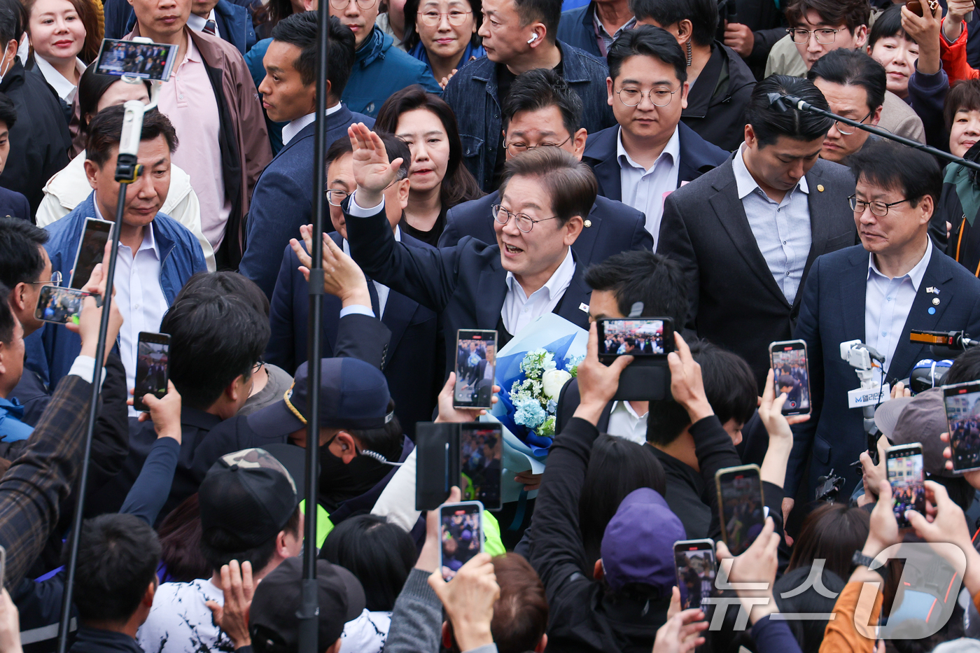 (음성=뉴스1) 안은나 기자 = 이재명 더불어민주당 대통령 후보가 2차 골목골목 경청투어에 나선 5일 오후 충북 음성군 무극시장을 찾아 인사하고 있다. 2025.5.5/뉴스1