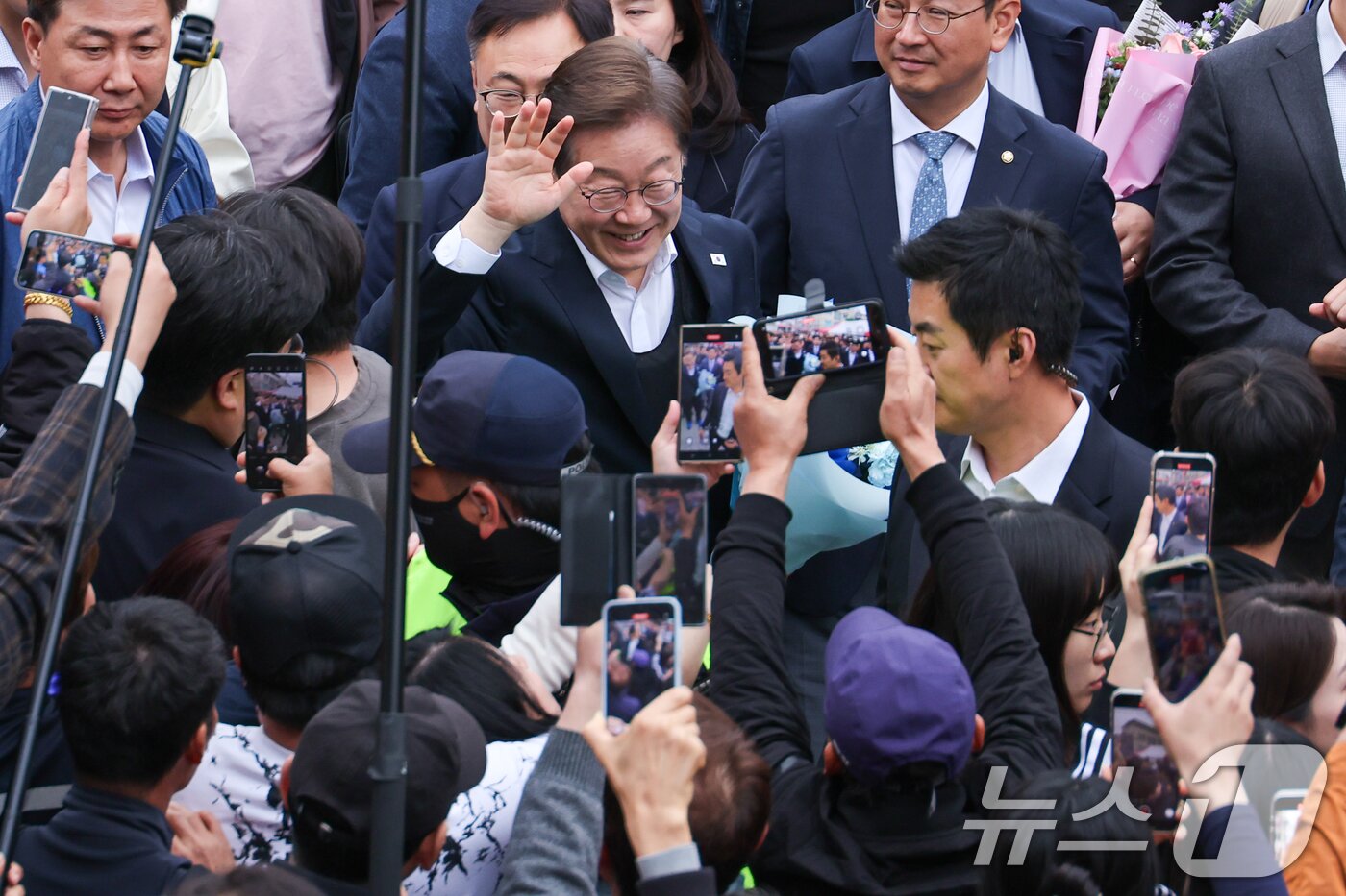 본문 이미지 - 이재명 더불어민주당 대통령 후보가 2차 골목골목 경청투어에 나선 5일 오후 충북 음성군 무극시장을 찾아 인사하고 있다. 2025.5.5/뉴스1 ⓒ News1 안은나 기자