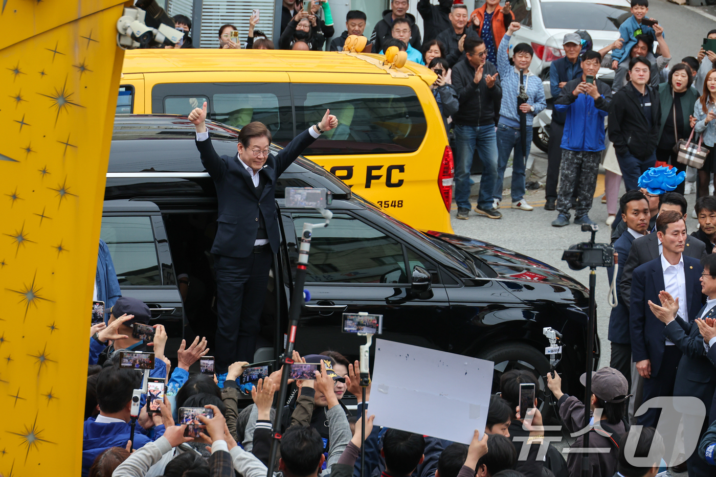 (음성=뉴스1) 안은나 기자 = 이재명 더불어민주당 대통령 후보가 2차 골목골목 경청투어에 나선 5일 오후 충북 음성군 무극시장을 찾아 인사하고 있다. 2025.5.5/뉴스1