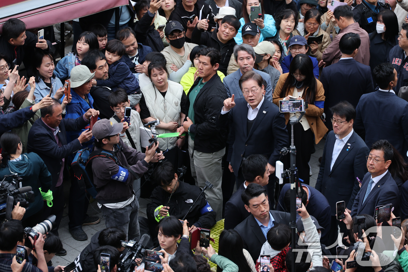 (음성=뉴스1) 안은나 기자 = 이재명 더불어민주당 대통령 후보가 2차 골목골목 경청투어에 나선 5일 오후 충북 음성군 무극시장을 찾아 즉흥 연설하고 있다. 2025.5.5/뉴스1 …