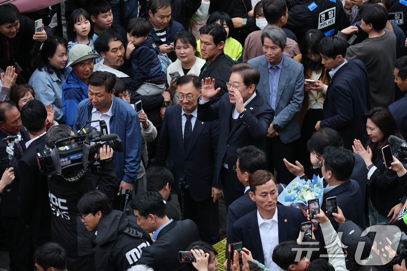 (음성=뉴스1) 안은나 기자 = 이재명 더불어민주당 대통령 후보가 2차 골목골목 경청투어에 나선 5일 오후 충북 음성군 무극시장을 찾아 즉흥 연설하고 있다. 2025.5.5/뉴스1 …