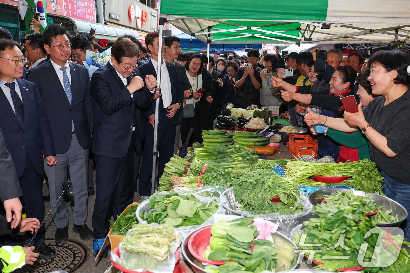 본문 이미지 - 이재명 더불어민주당 대통령 후보가 2차 골목골목 경청투어에 나선 5일 오후 충북 음성군 무극시장을 찾아 상인들을 격려하고 있다. 2025.5.5/뉴스1 ⓒ News1 안은나 기자