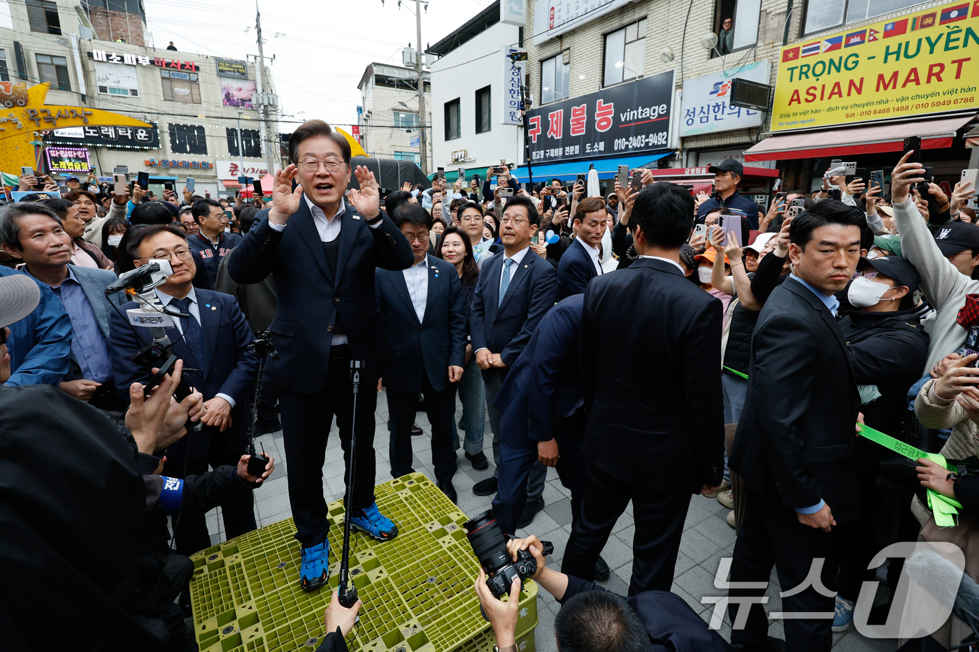 (음성=뉴스1) 안은나 기자 = 이재명 더불어민주당 대통령 후보가 2차 골목골목 경청투어에 나선 5일 오후 충북 음성군 무극시장을 찾아 즉흥 연설하고 있다. 2025.5.5/뉴스1 …