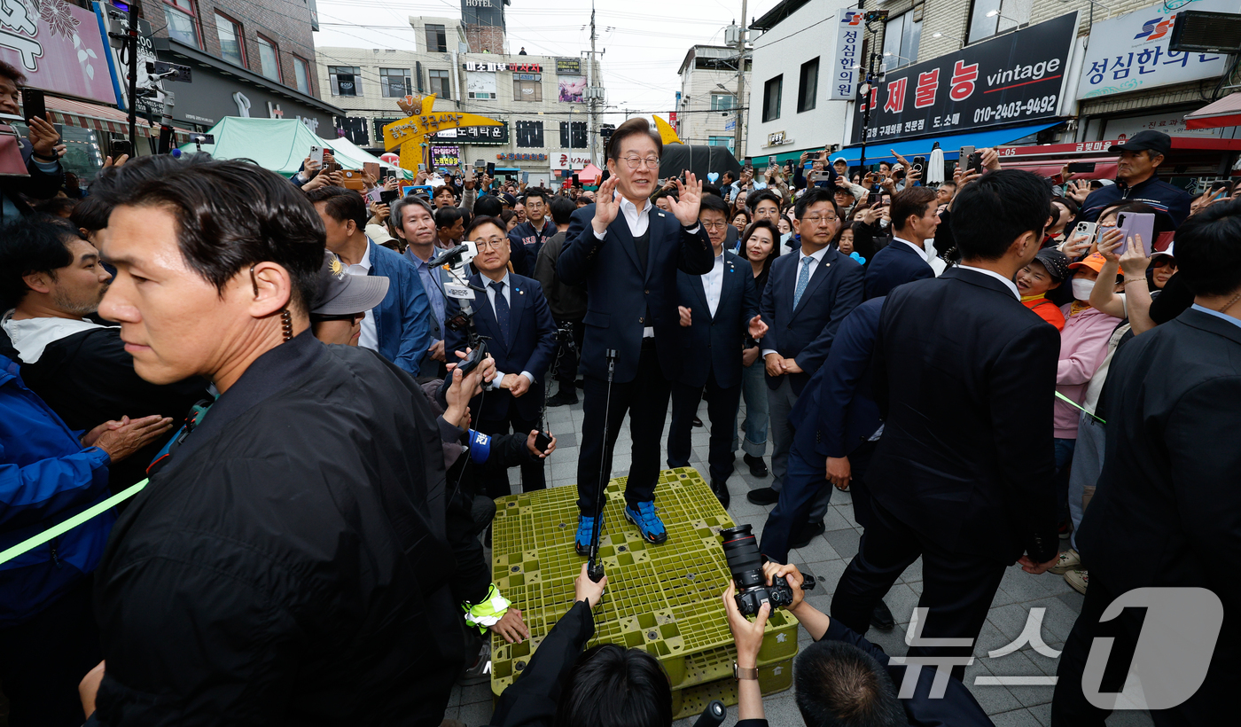 (음성=뉴스1) 안은나 기자 = 이재명 더불어민주당 대통령 후보가 2차 골목골목 경청투어에 나선 5일 오후 충북 음성군 무극시장을 찾아 즉흥 연설하고 있다. 2025.5.5/뉴스1 …
