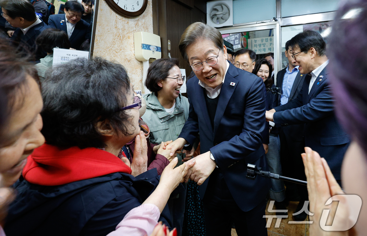 (음성=뉴스1) 안은나 기자 = 이재명 더불어민주당 대통령 후보가 2차 골목골목 경청투어에 나선 5일 오후 충북 음성군 무극시장의 미용실을 찾아 군민들과 대화하고 있다. 2025. …