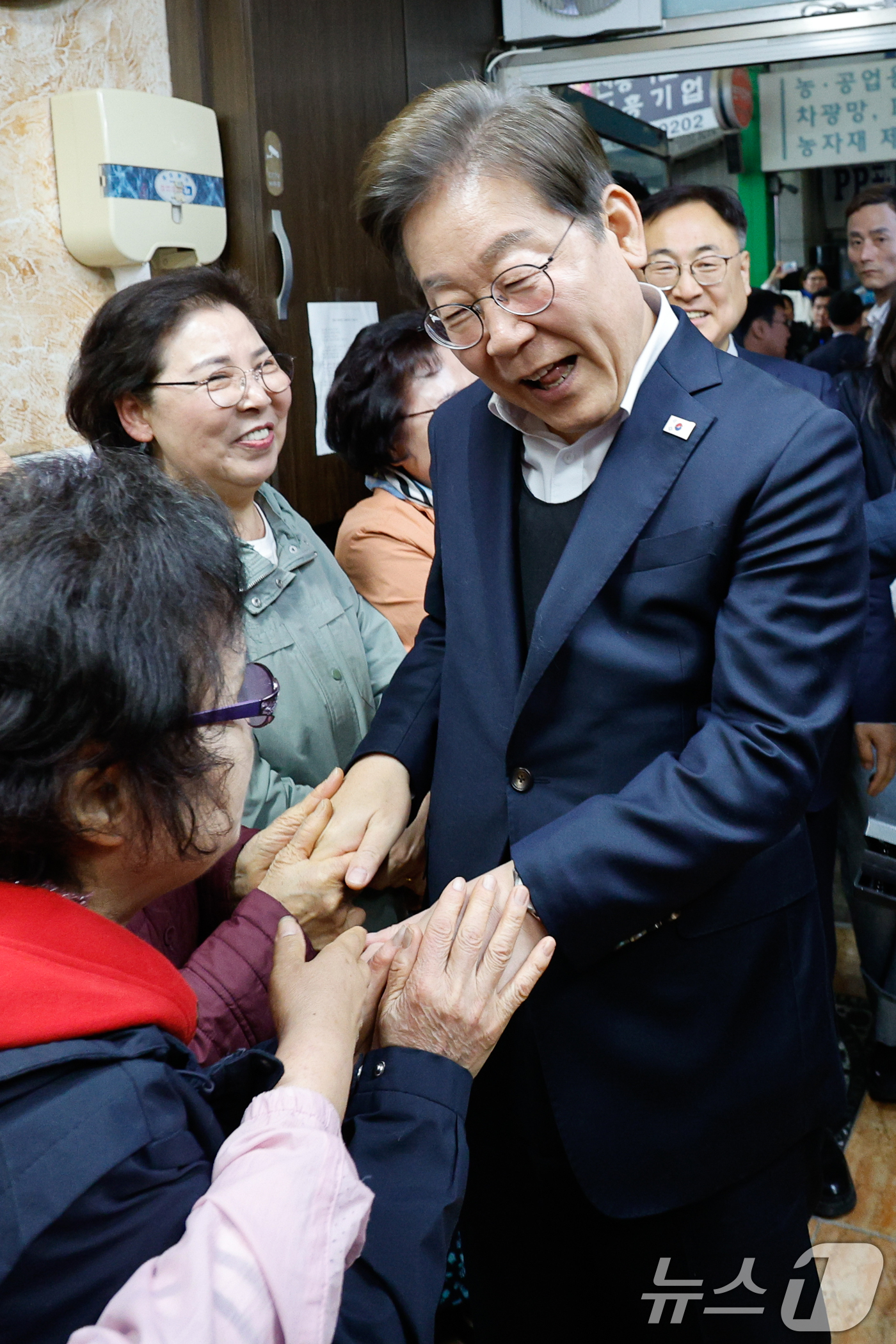 (음성=뉴스1) 안은나 기자 = 이재명 더불어민주당 대통령 후보가 2차 골목골목 경청투어에 나선 5일 오후 충북 음성군 무극시장의 미용실을 찾아 군민들과 대화하고 있다. 2025. …