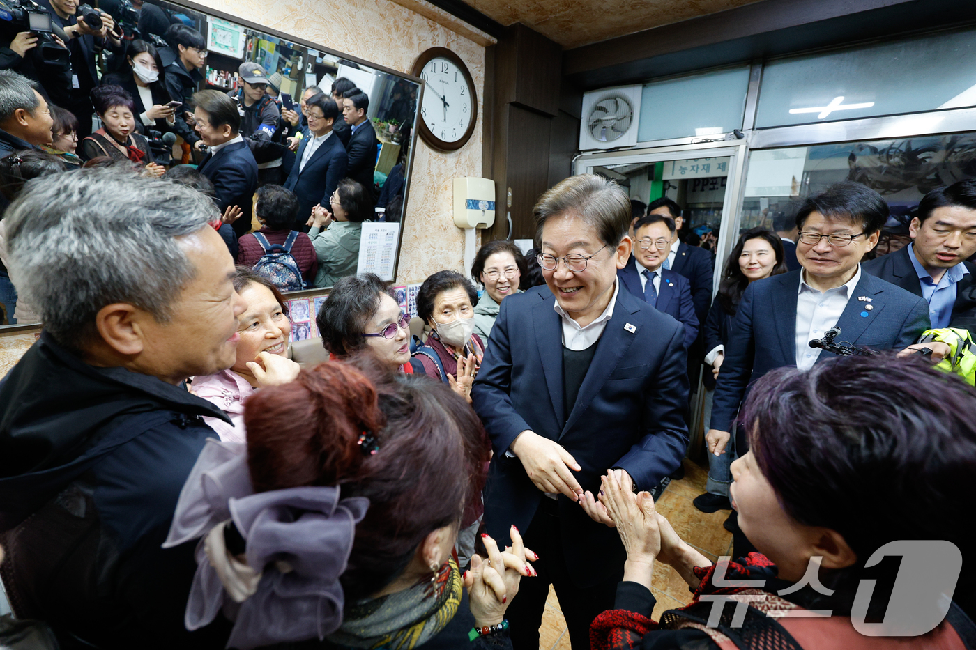(음성=뉴스1) 안은나 기자 = 이재명 더불어민주당 대통령 후보가 2차 골목골목 경청투어에 나선 5일 오후 충북 음성군 무극시장의 미용실을 찾아 군민들과 대화하고 있다. 2025. …