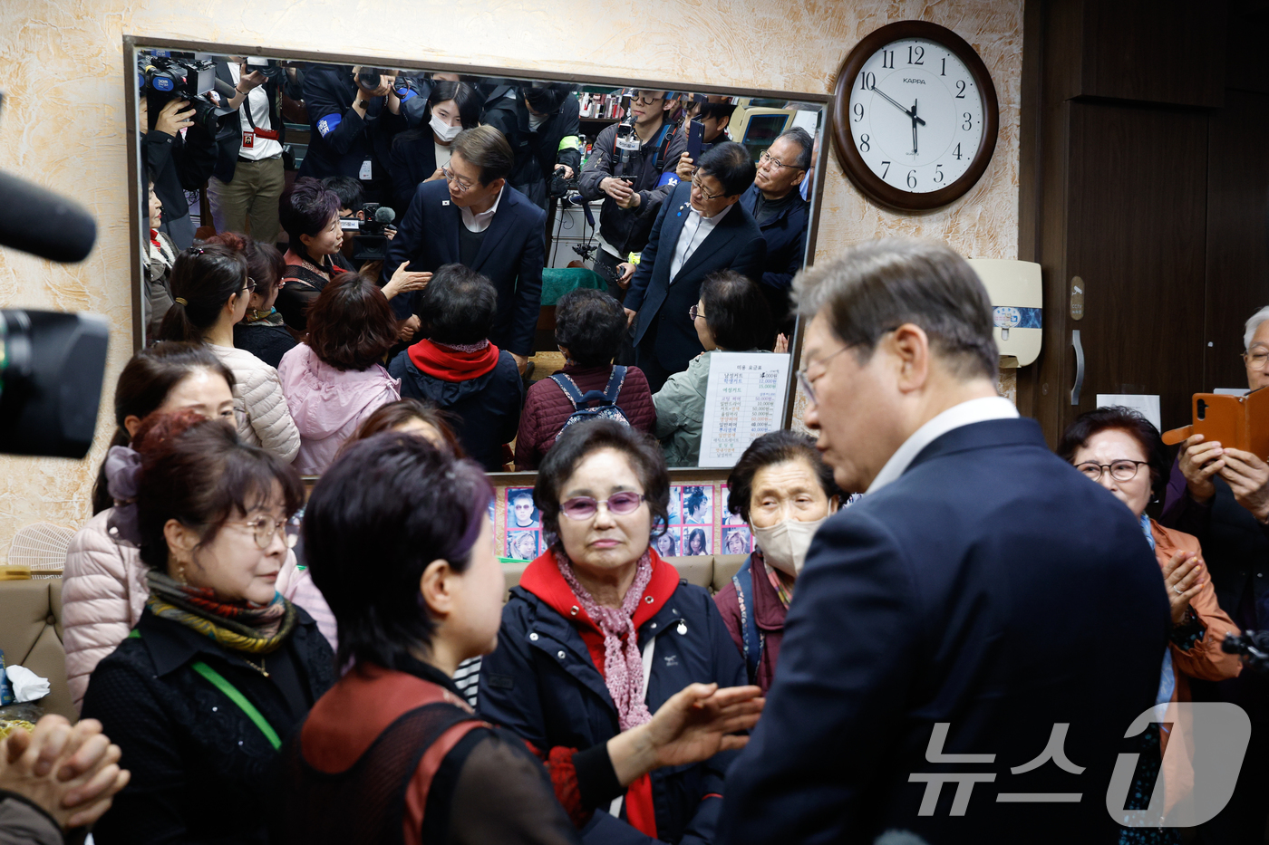 (음성=뉴스1) 안은나 기자 = 이재명 더불어민주당 대통령 후보가 2차 골목골목 경청투어에 나선 5일 오후 충북 음성군 무극시장의 미용실을 찾아 군민들과 대화하고 있다. 2025. …