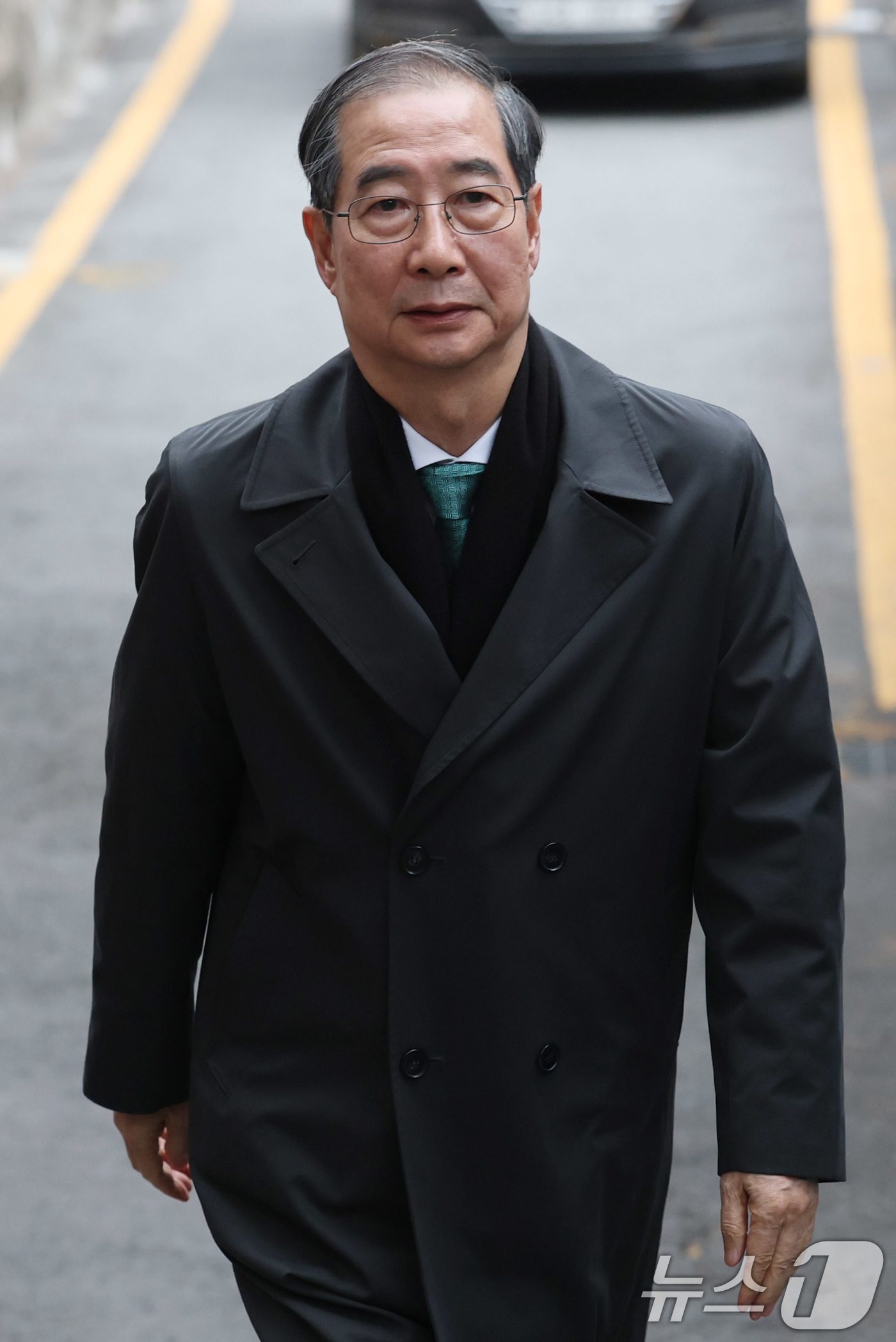 (서울=뉴스1) 박세연 기자 = 한덕수 무소속 대통령 선거 예비 후보가 5일 손학규 전 민주당 대표와 만찬 회동을 갖기위해 서울 종로구 한 식당으로 들어서고 있다.  2025.5. …