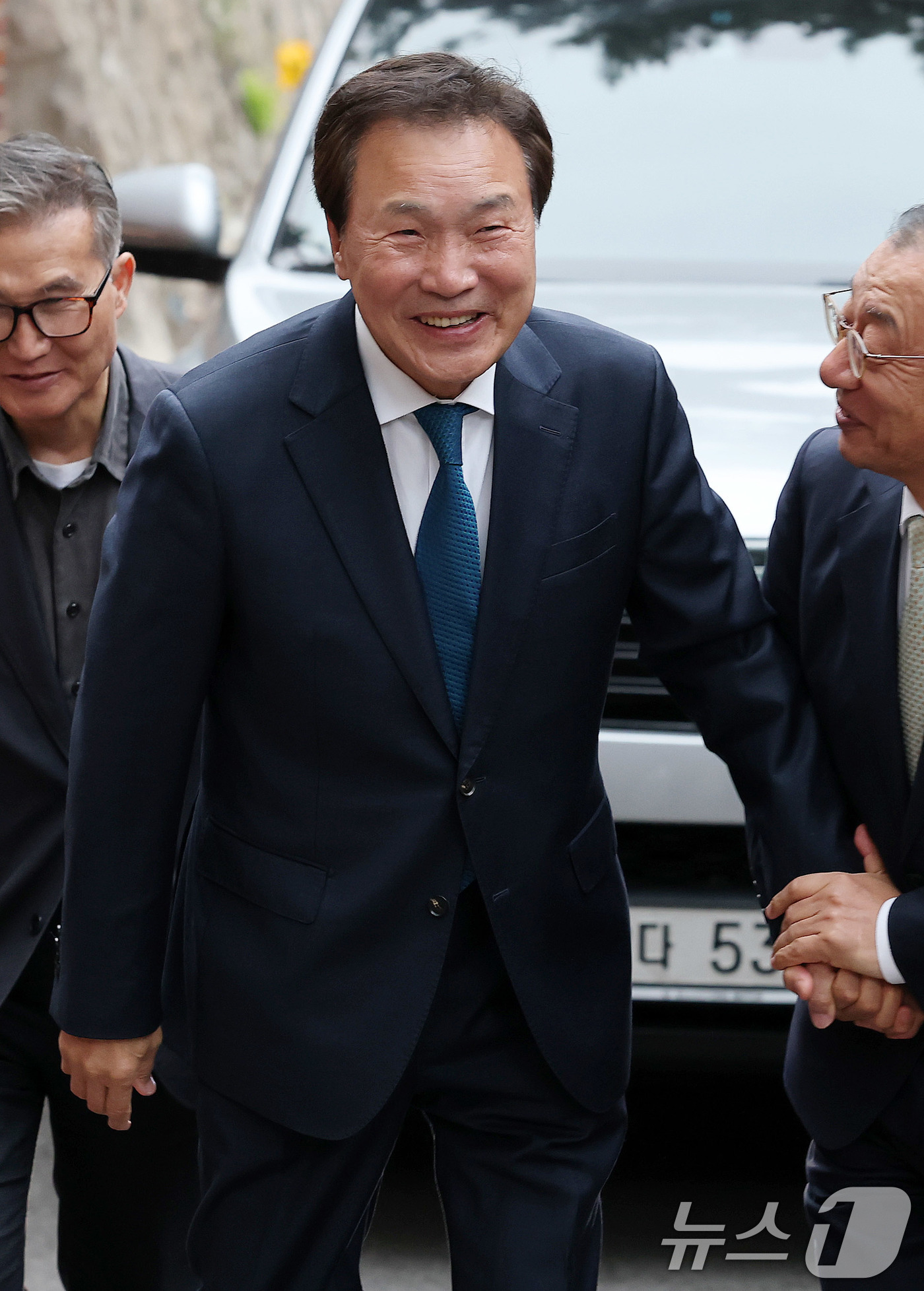 (서울=뉴스1) 박세연 기자 = 손학규 전 민주당 대표가 5일 한덕수 무소속 대통령 선거 예비 후보와 만찬 회동을 갖기위해 서울 종로구 한 식당으로 들어서고 있다.  2025.5. …