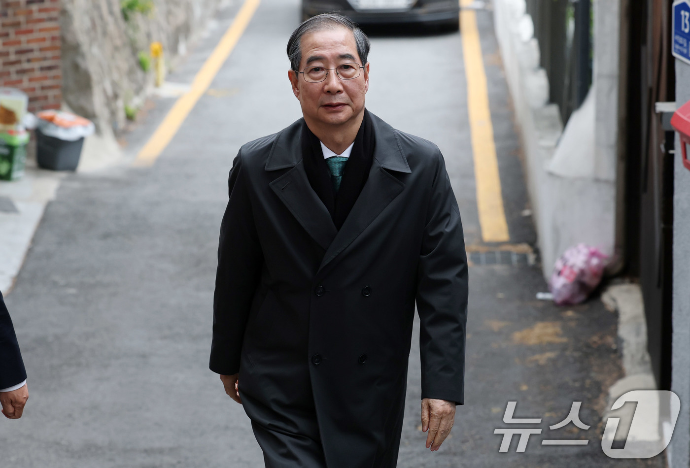 (서울=뉴스1) 박세연 기자 = 한덕수 무소속 대통령 선거 예비 후보가 5일 손학규 전 민주당 대표와 만찬 회동을 갖기위해 서울 종로구 한 식당으로 들어서고 있다.  2025.5. …