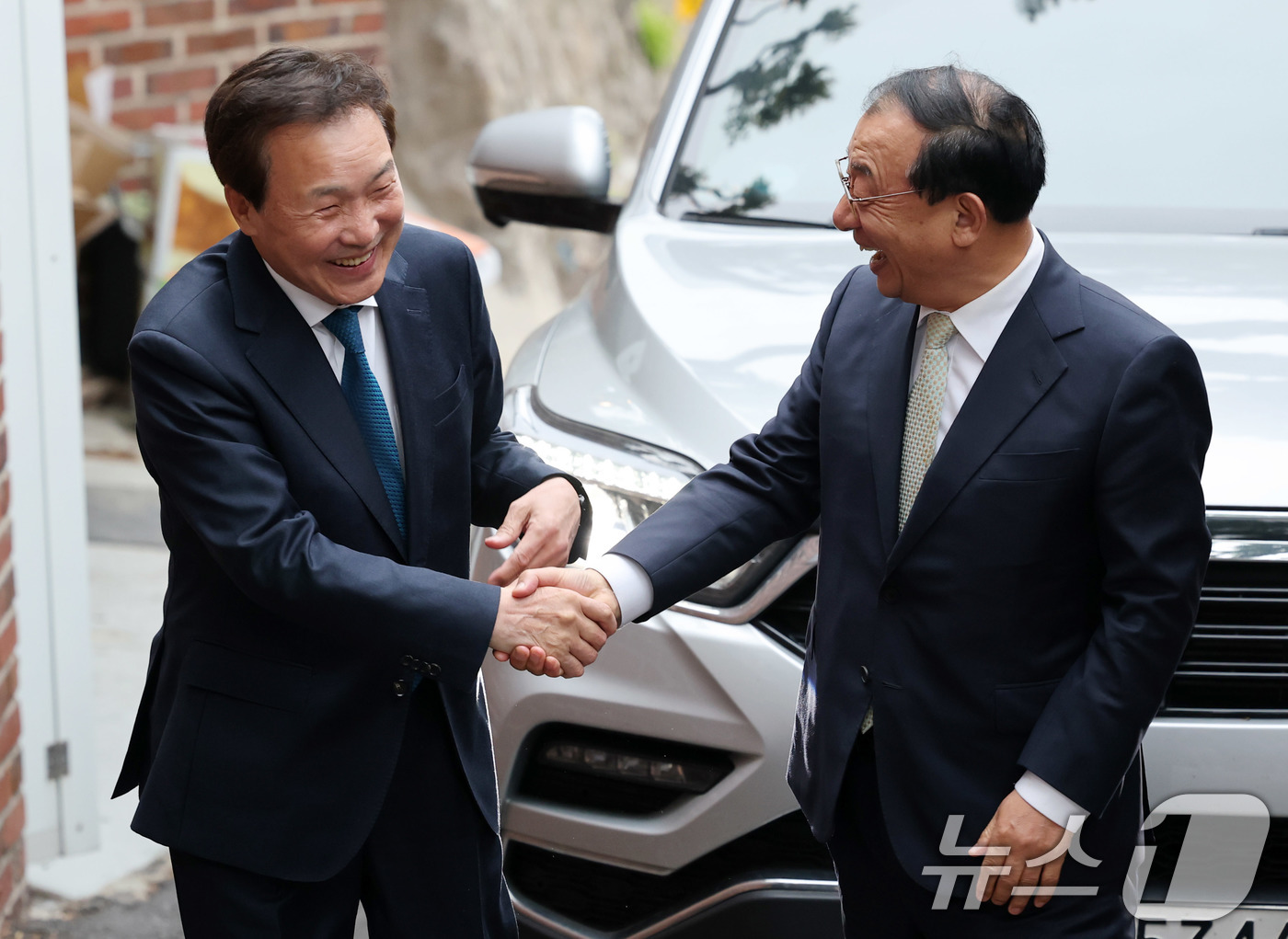 (서울=뉴스1) 박세연 기자 = 손학규 전 민주당 대표가 5일 한덕수 무소속 대통령 선거 예비 후보와 만찬 회동을 갖기위해 서울 종로구 한 식당으로 들어서며 이정현 한덕수캠프 대변 …