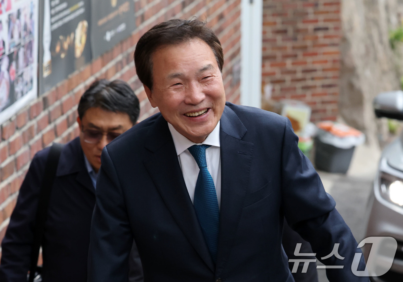 (서울=뉴스1) 박세연 기자 = 손학규 전 민주당 대표가 5일 한덕수 무소속 대통령 선거 예비 후보와 만찬 회동을 갖기위해 서울 종로구 한 식당으로 들어서고 있다.  2025.5. …