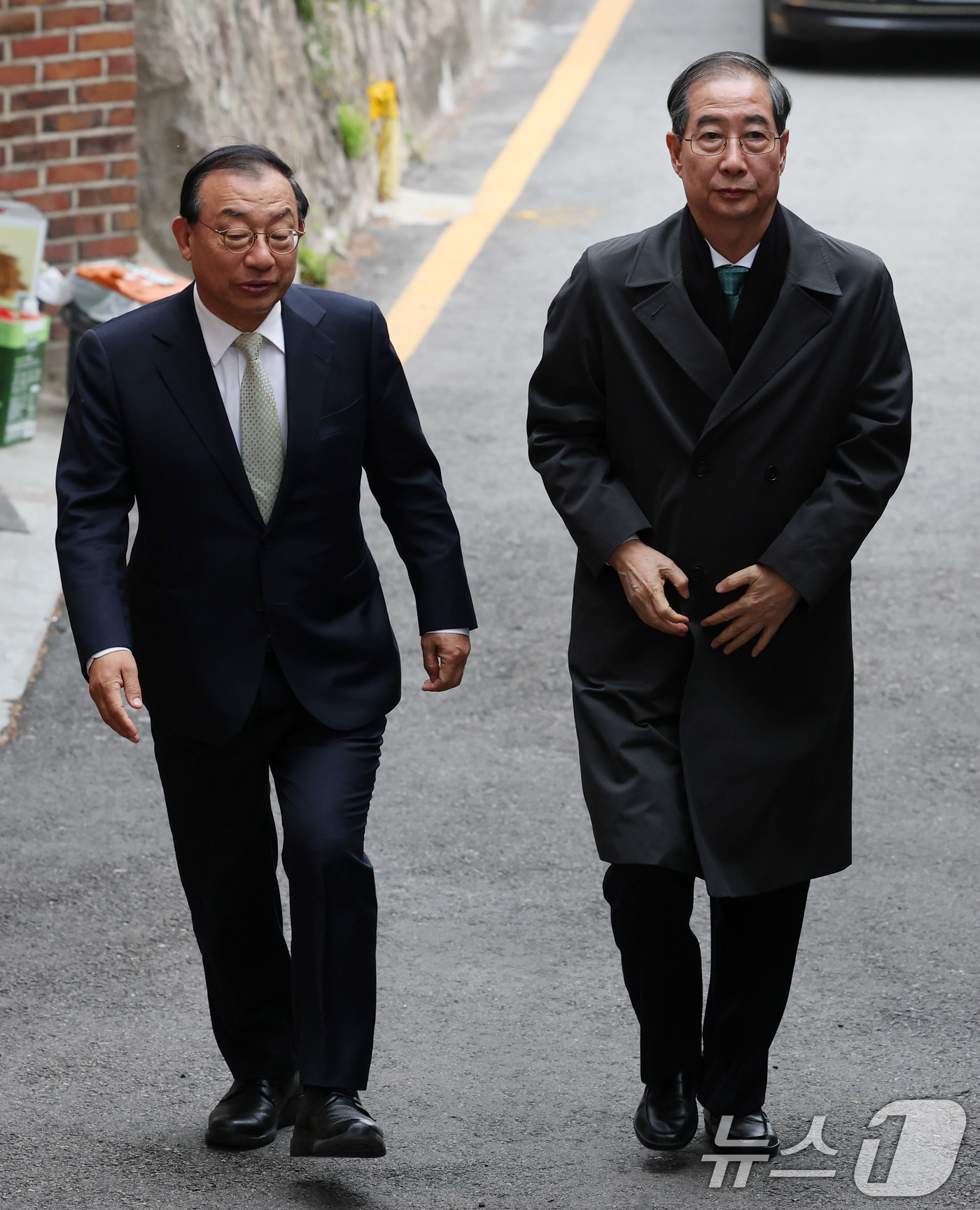 (서울=뉴스1) 박세연 기자 = 한덕수 무소속 대통령 선거 예비 후보가 5일 손학규 전 민주당 대표와 만찬 회동을 갖기위해 이정현 캠프 대변인과 함께 서울 종로구 한 식당으로 들어 …