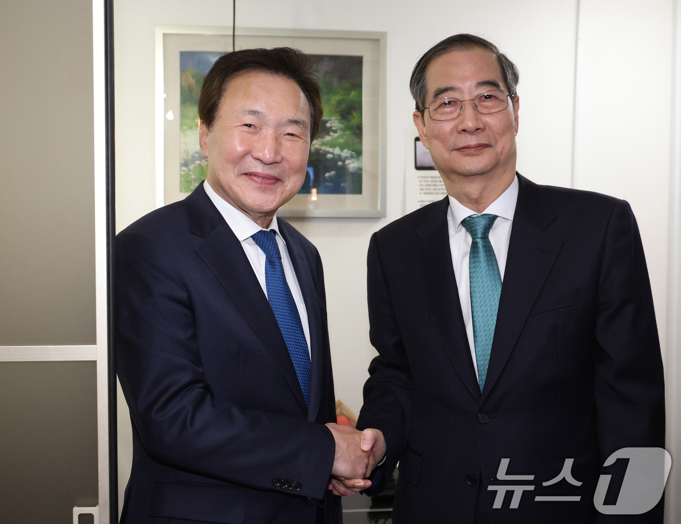 (서울=뉴스1) 박세연 기자 = 한덕수 무소속 대통령 선거 예비 후보와 손학규 전 민주당 대표가 5일 서울 종로구의 한 식당에서 만찬 회동을 갖기 전 인사를 나누고 있다. (공동취 …