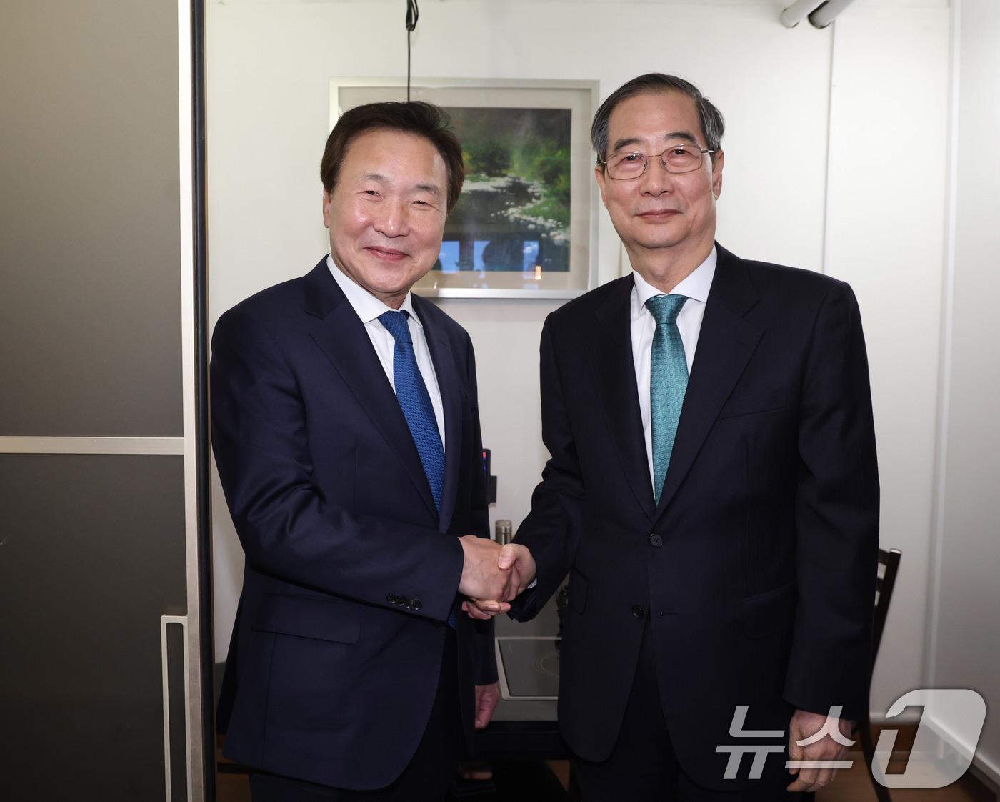 (서울=뉴스1) 박세연 기자 = 한덕수 무소속 대통령 선거 예비 후보와 손학규 전 민주당 대표가 5일 서울 종로구의 한 식당에서 만찬 회동을 갖기 전 인사를 나누고 있다. (공동취 …