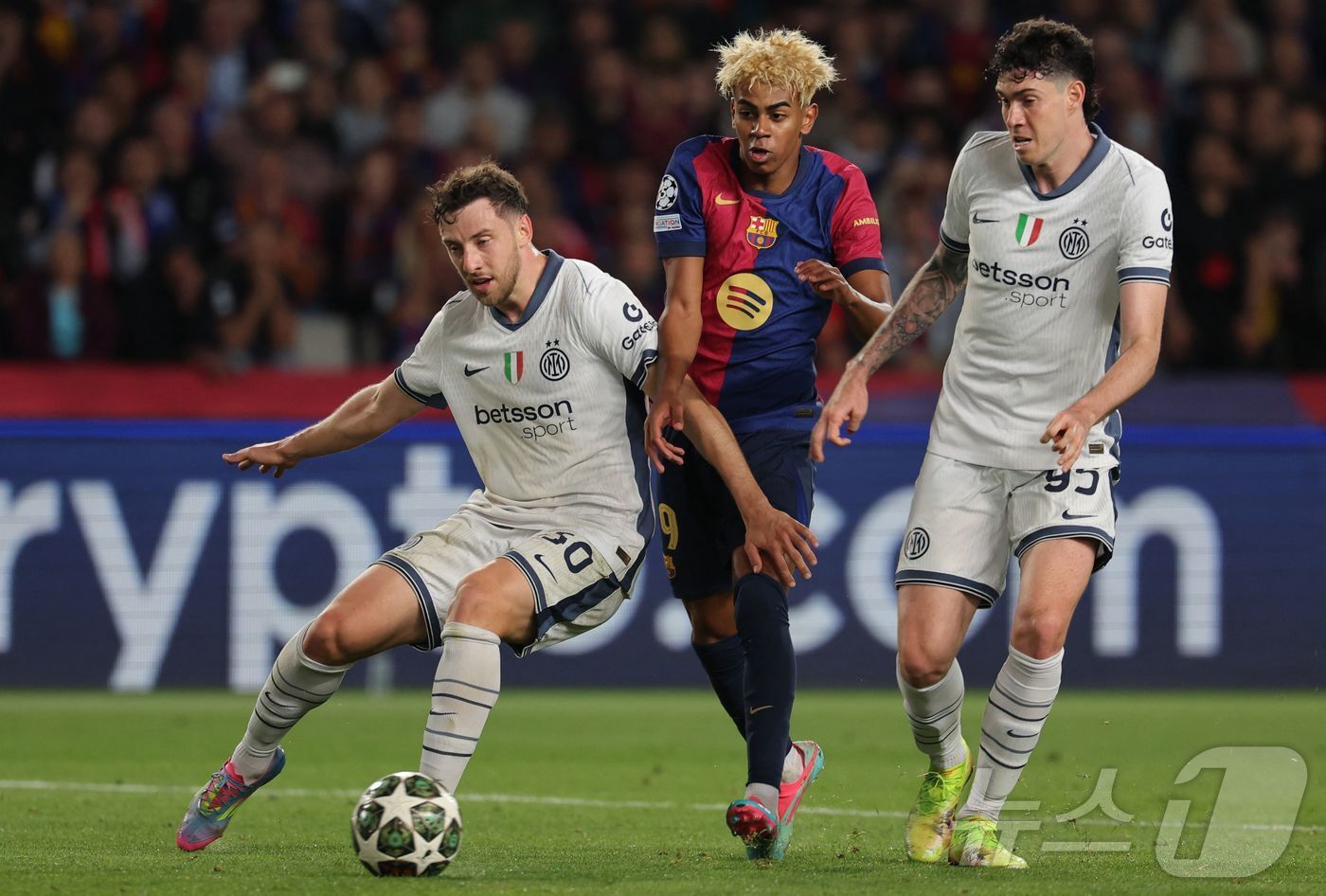 본문 이미지 - 바르셀로나와 인터 밀란의 경기 모습 ⓒ AFP=뉴스1
